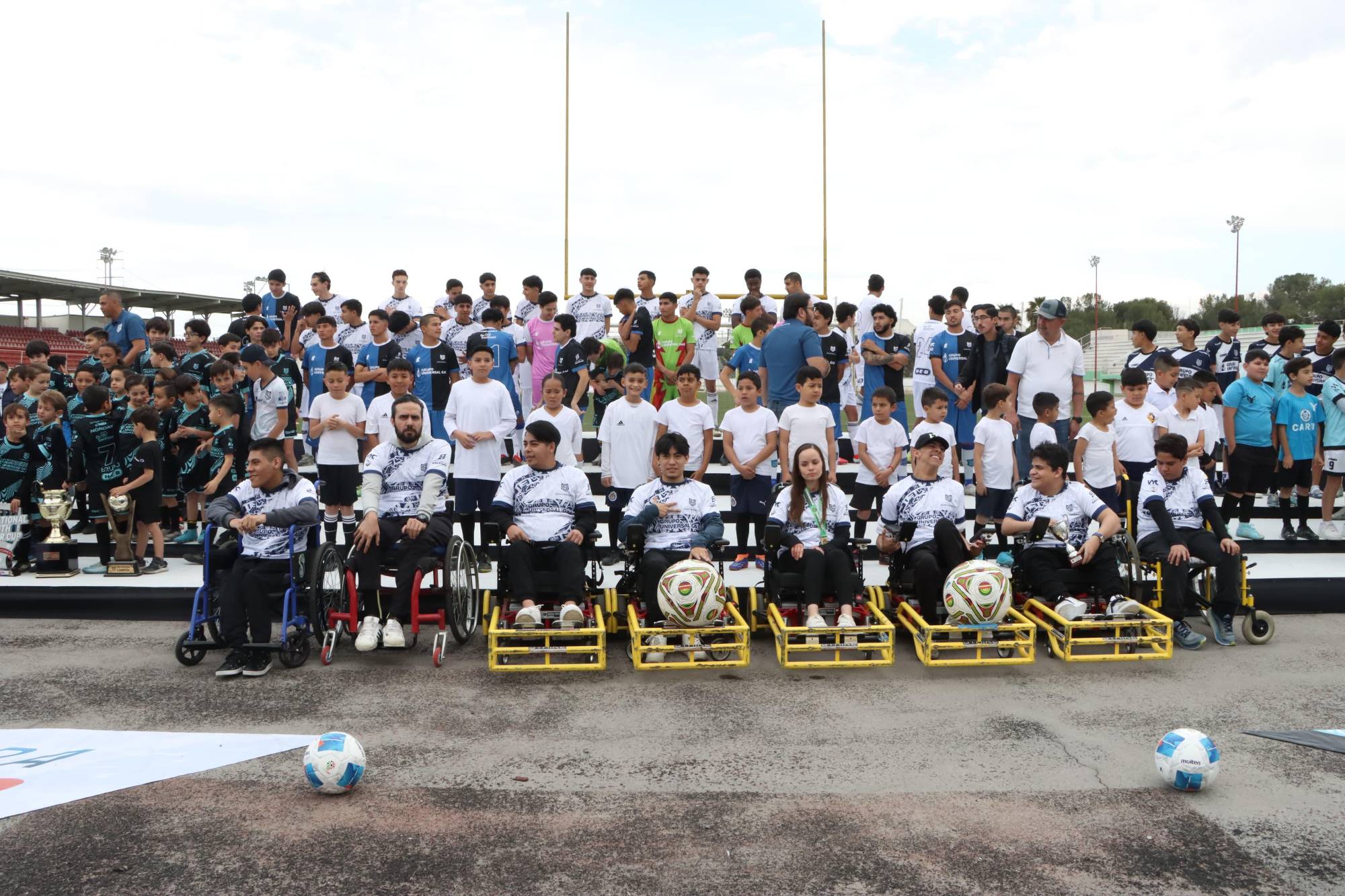 $!Más de cien jugadores de Saltillo Soccer posaron en el Estadio Olímpico para la foto oficial.