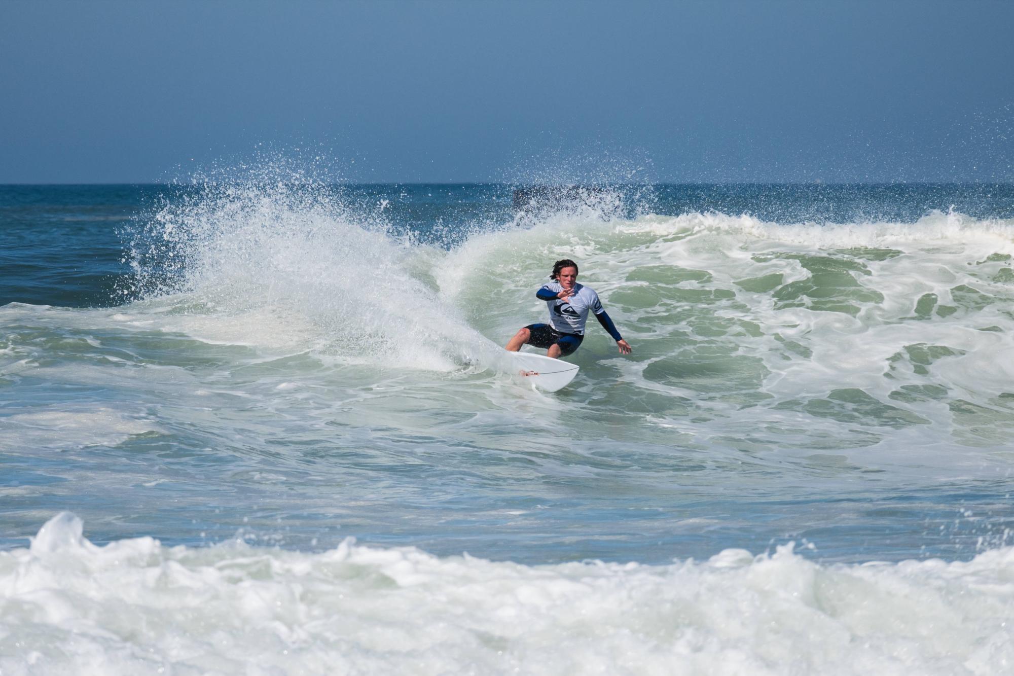 $!El surfista Alan Cleland Jr. navegando olas impresionantes mientras se prepara para París 2024.
