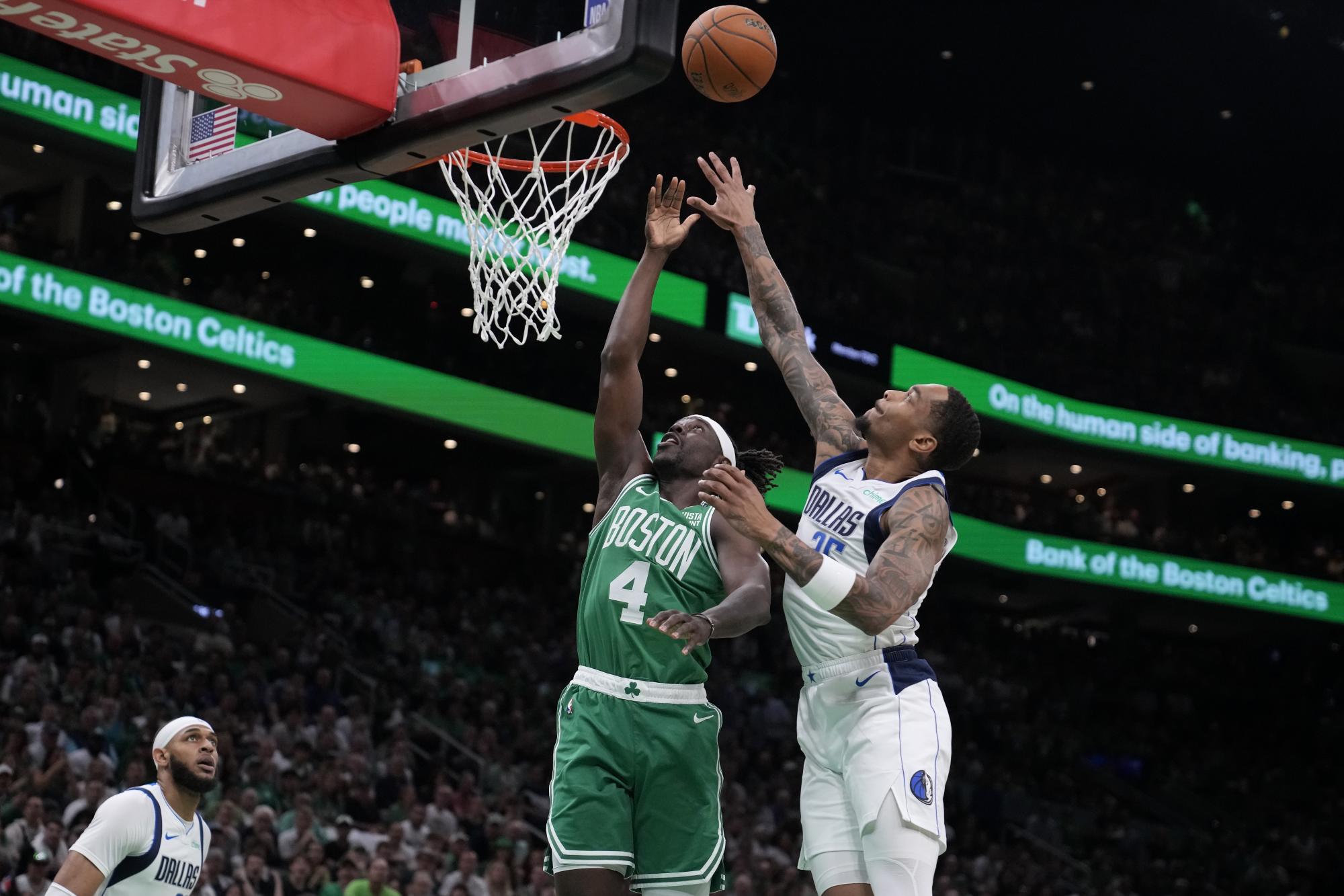 $!Los Celtics aprovecharon su precisión desde la línea de tres puntos para asegurar su ventaja.