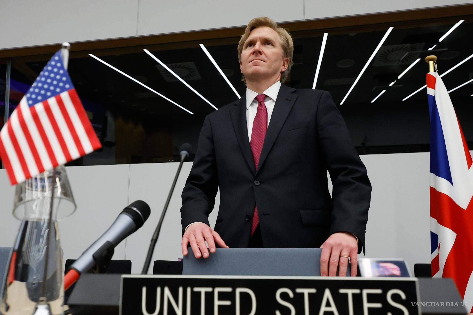 $!El subsecretario de Defensa de EU para Política, Elbridge Colby, espera el inicio de una reunión del Grupo de Contacto de Defensa de Ucrania en la sede de la OTAN.