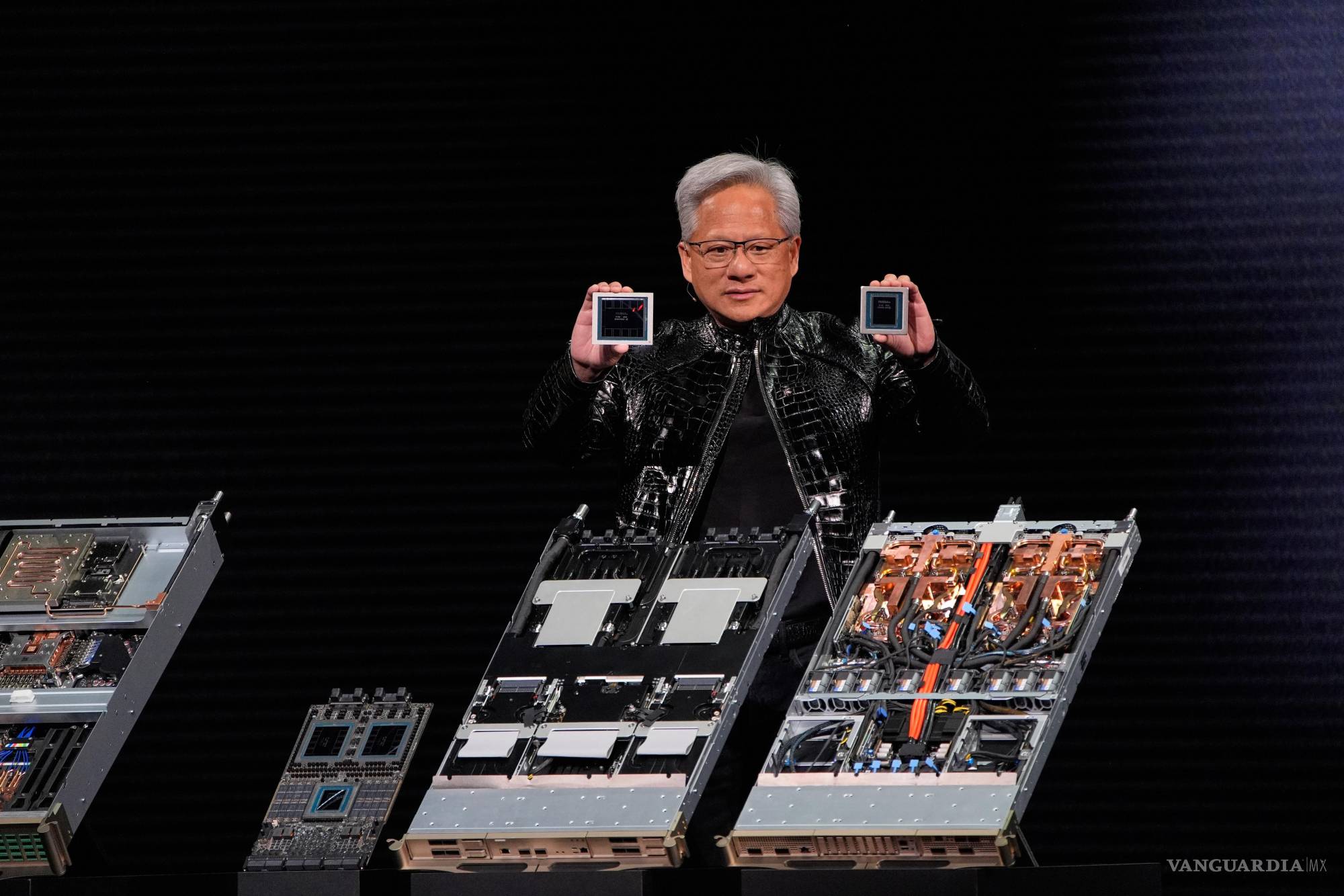 $!El fundador y director ejecutivo de Nvidia, Jensen Huang, sostiene una GPU Rubin y una CPU Vera durante una conferencia de prensa de Nvidia previa a la feria tecnológica CES.