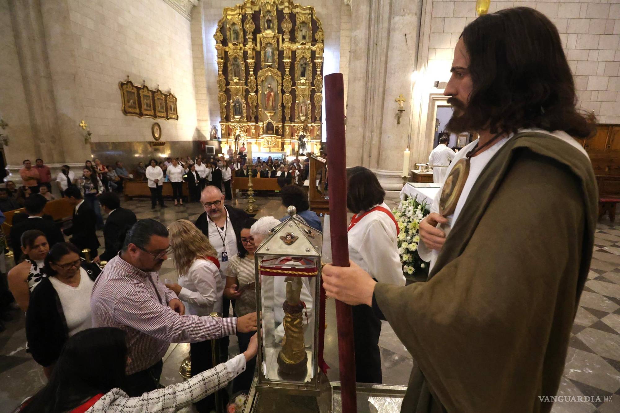 $!Más de 1,000 fieles acudieron a la Catedral de Saltillo para venerar la reliquia de San Judas Tadeo, reafirmando su fe y esperanza.