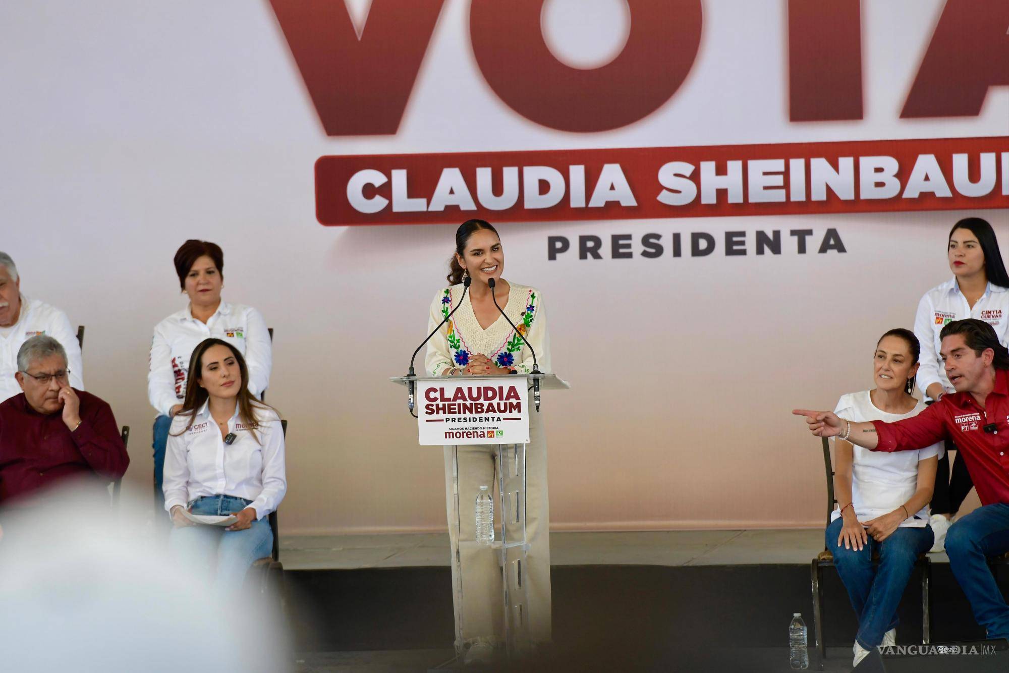 $!Alejandra Salazar, candidata a alcaldesa de Saltillo, se dirige a los asistentes en el evento de cierre de campaña de Sheinbaum en la entidad.