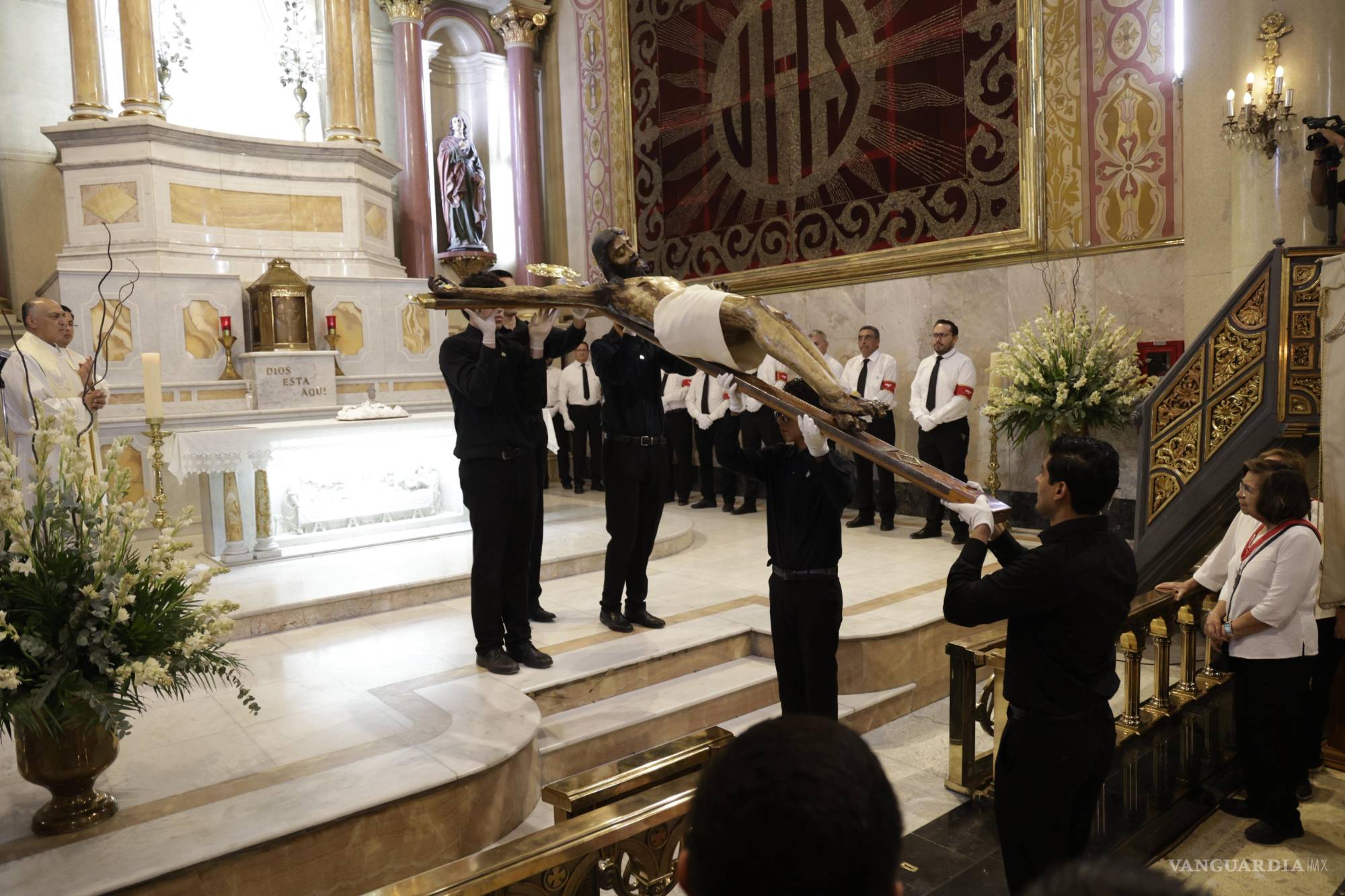 Saltillo: Regresa el Santo Cristo a su capilla ante fieles