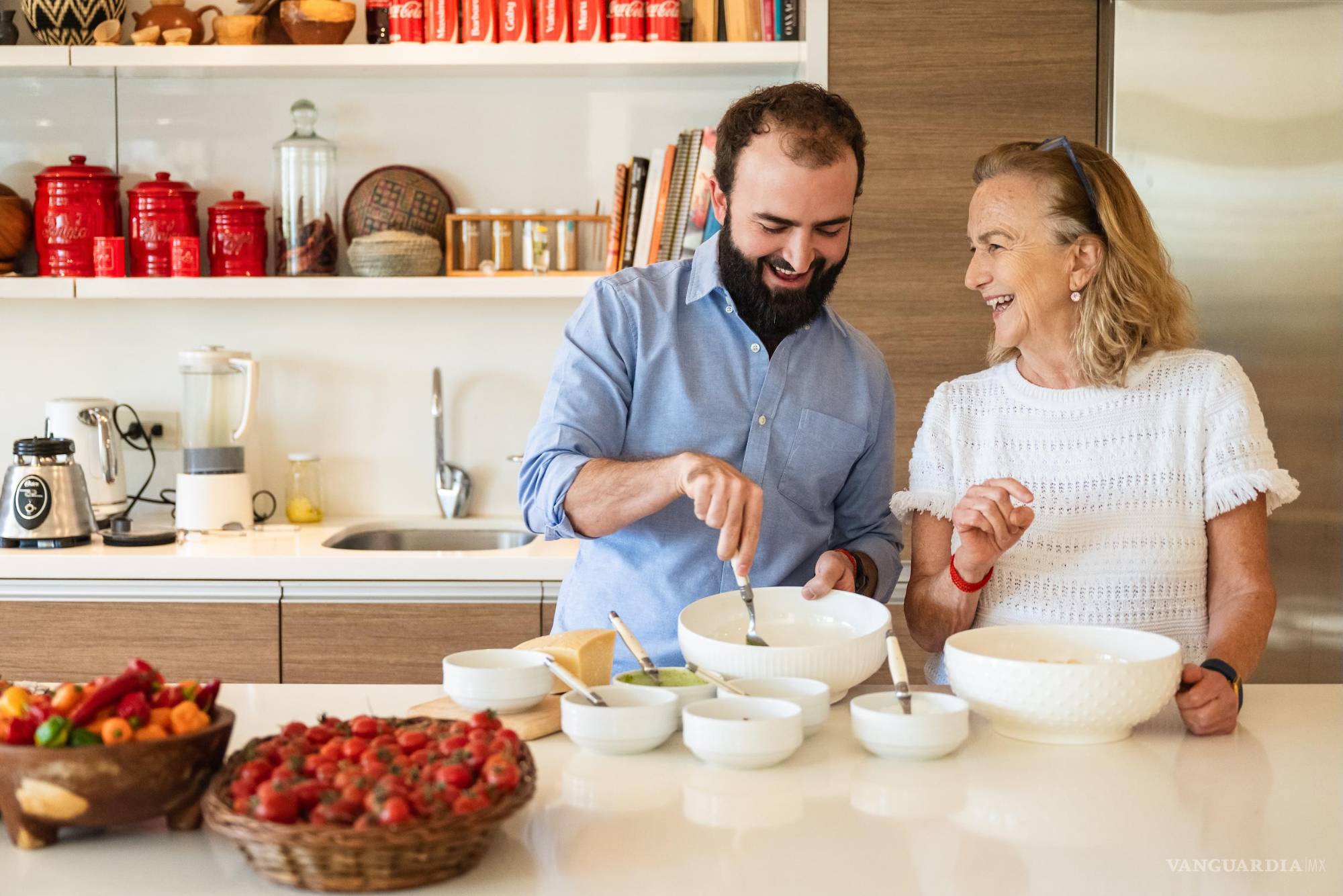 $!Entre risas y precisión, Beatriz guía el proceso que ha enseñado a su familia durante generaciones.