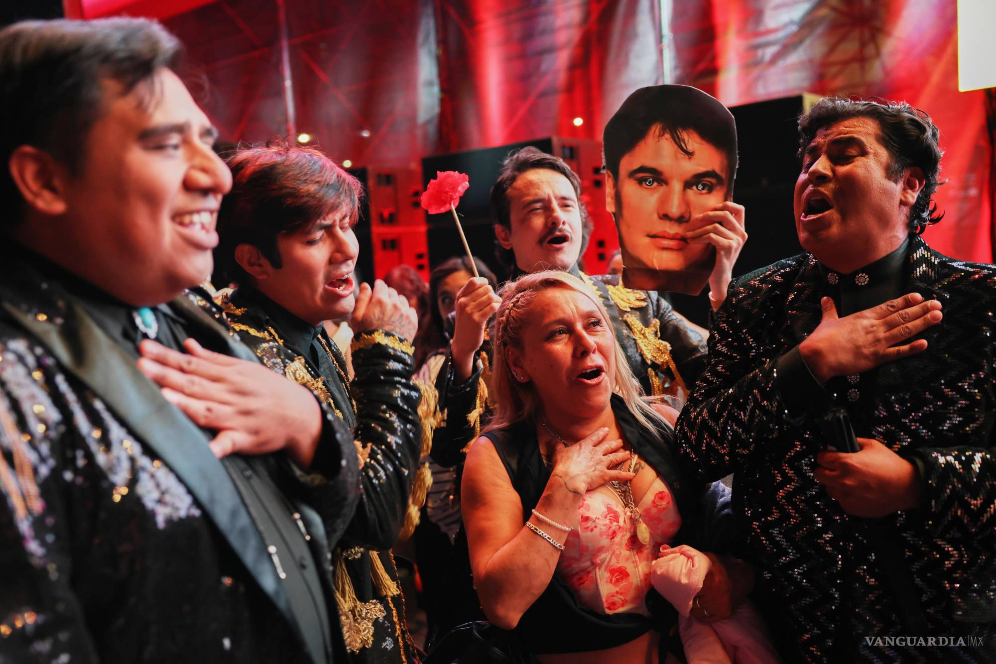 ¡Como en 1987 en Saltillo, su voz aún convoca! Juan Gabriel reúne a 170 mil fans en el Zócalo con concierto histórico