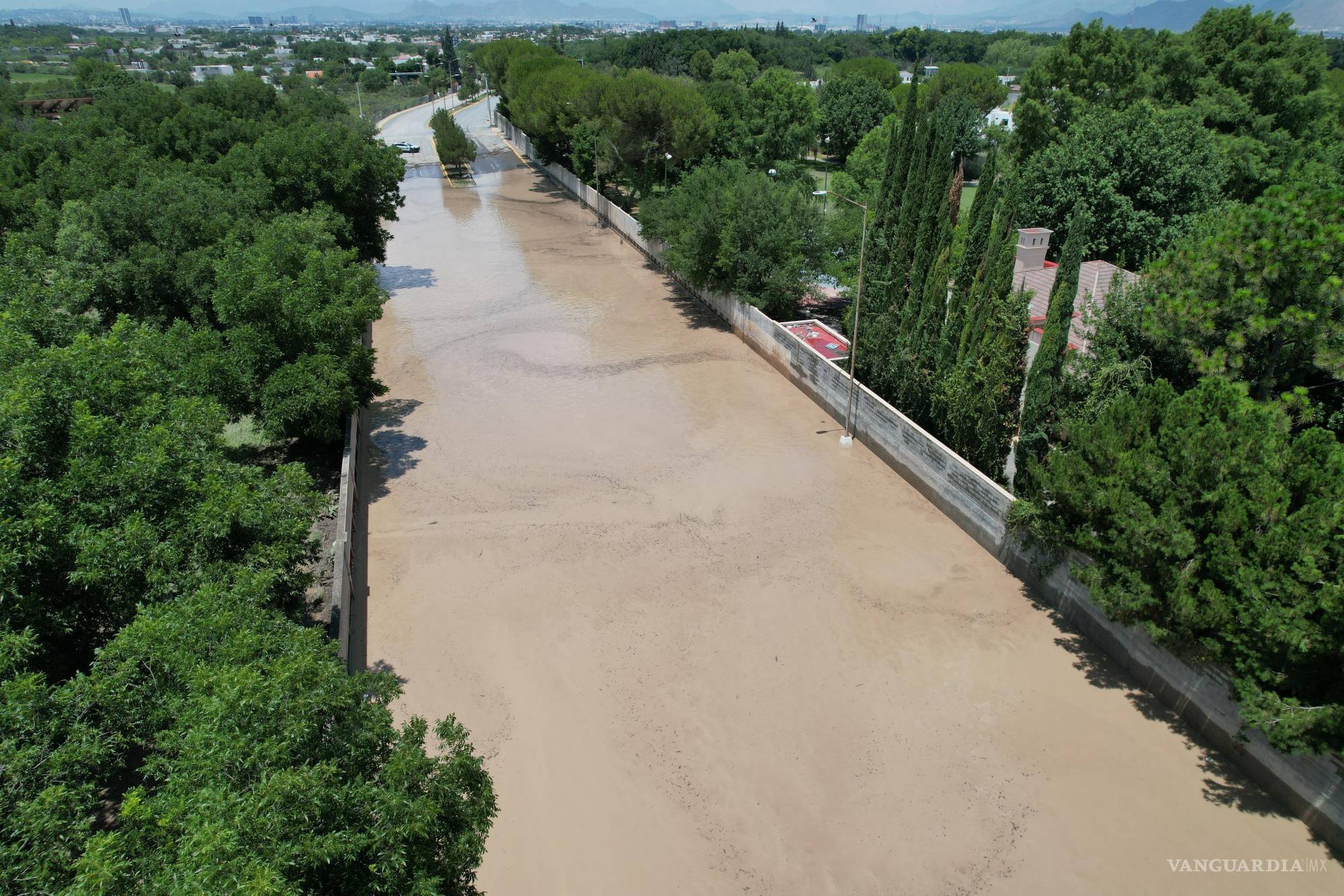 $!Vecinos señalan al arroyo El Blanco como uno de los puntos más críticos, ya que su cauce ha sido alterado por nuevas construcciones.