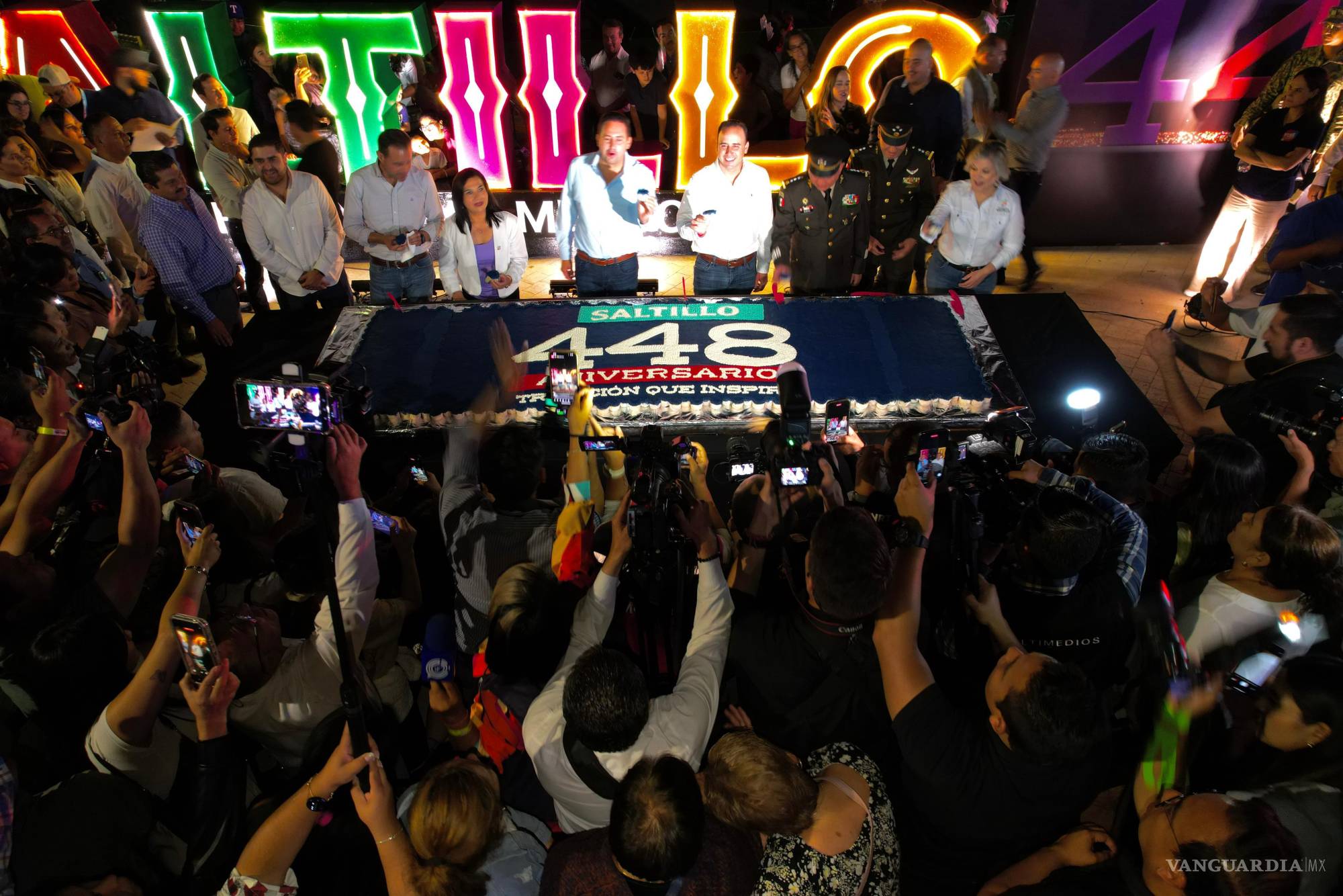 $!Tras cantar Las Mañanitas, los saltillenses disfrutaron del pastel por el aniversario 448.