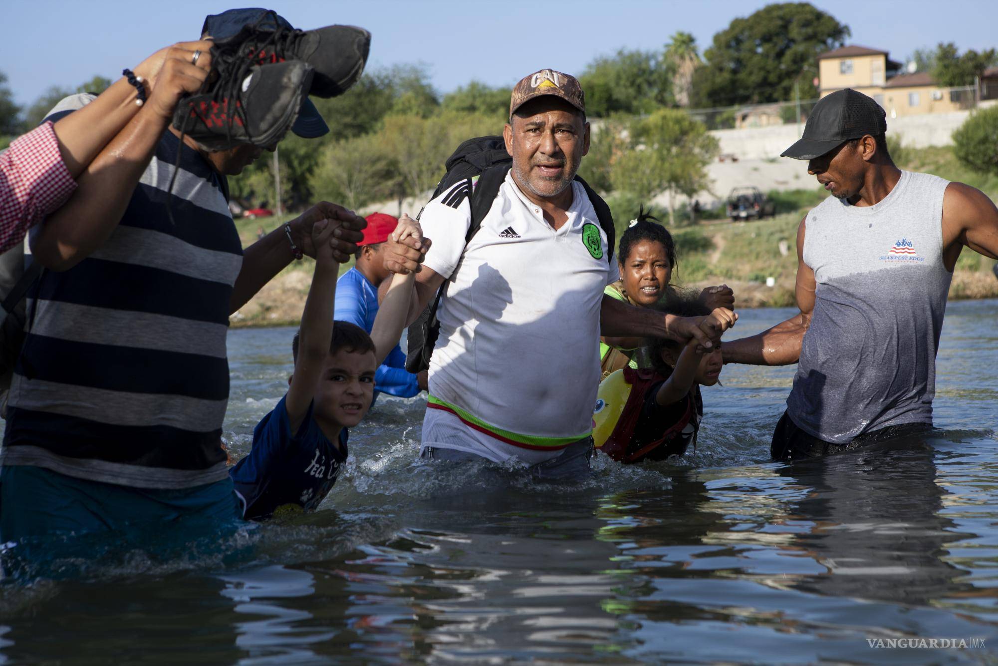 $!Familias enteras han ingresado por Piedras Negras hacia Eagle Pass.