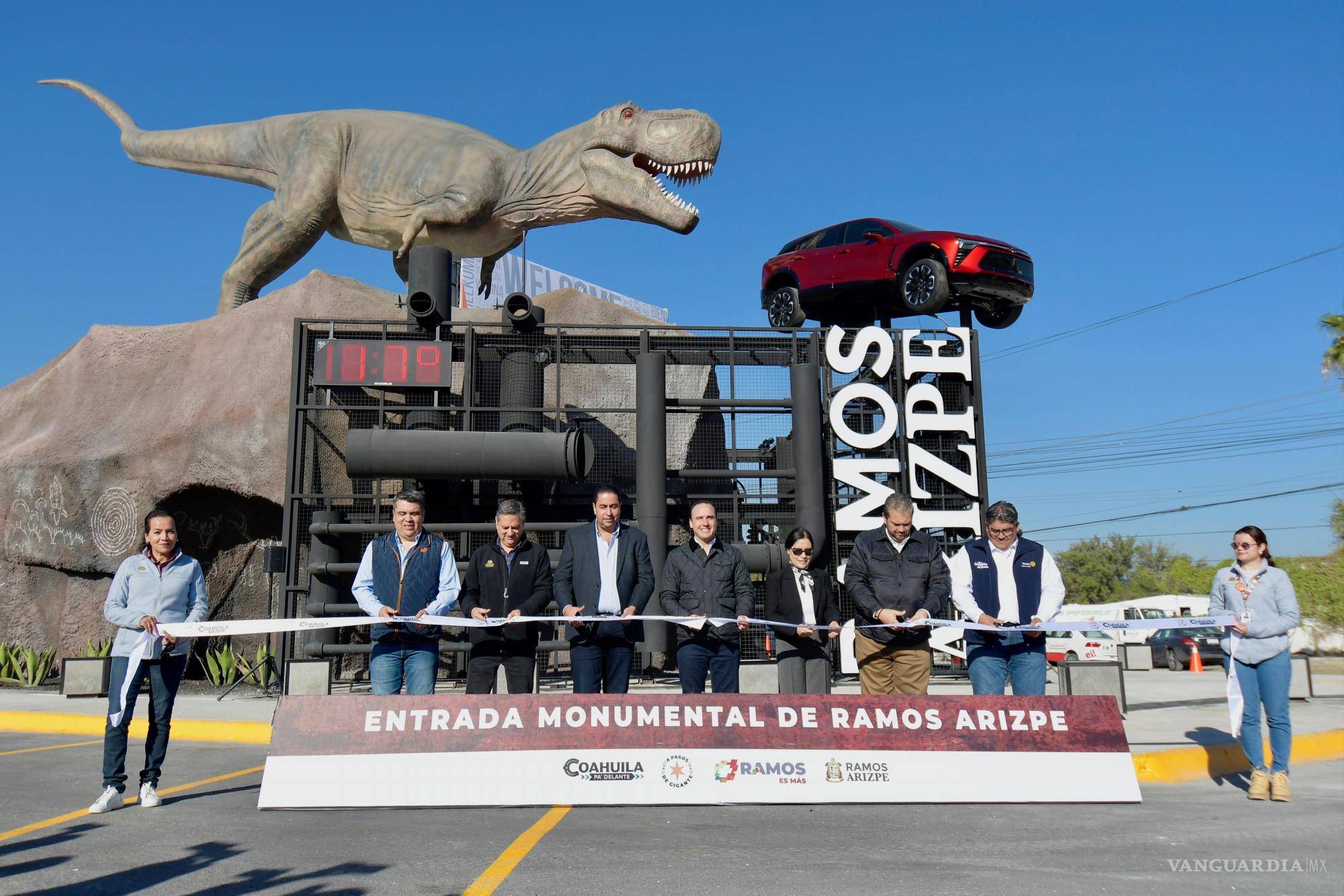 Ramos Arizpe presenta su entrada monumental con un T-Rex y una Blazer, símbolos de su identidad