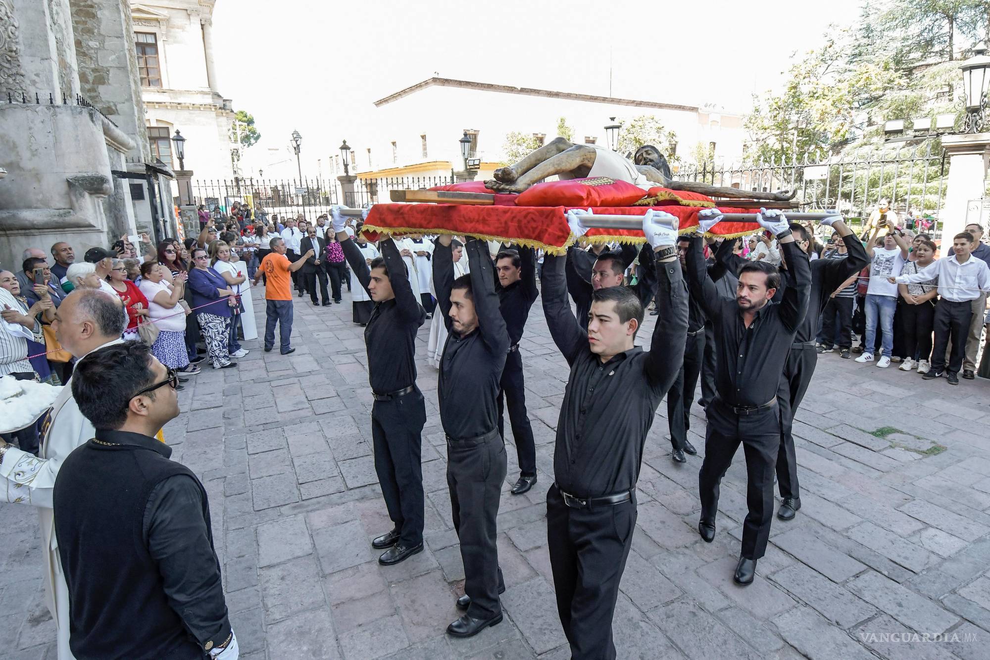 $!Las campanas repicaron mientras la imagen ingresaba a la Catedral de Santiago.