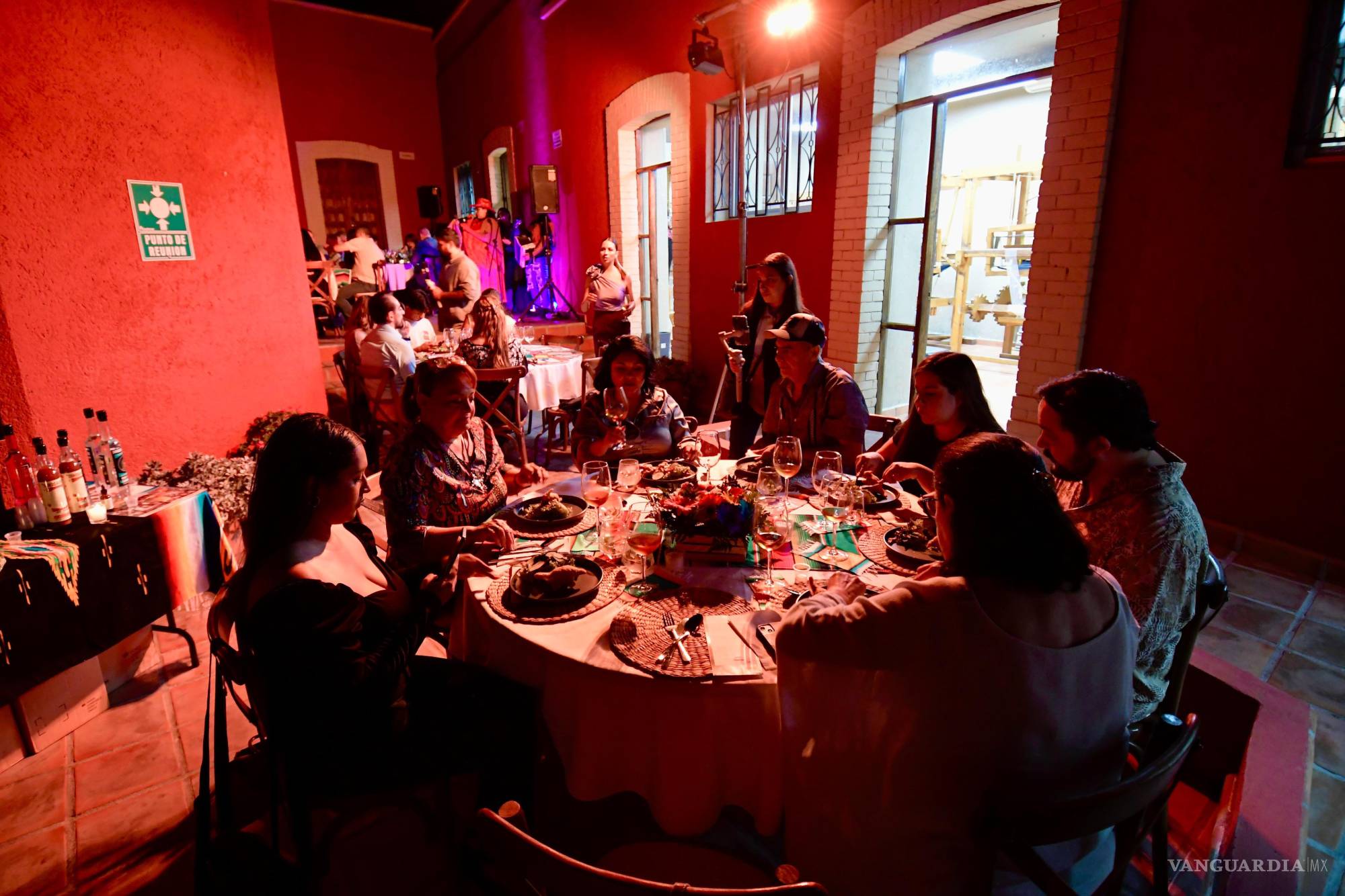 Saltillo: Invaden dinosaurios velada de ‘Vive tu Centro’ en la Escuela del Sarape