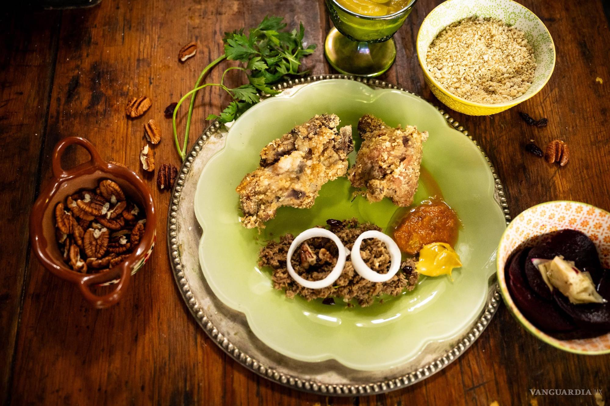 $!El cabrito empanizado y el picadillo turco: herencias que cobran vida en sus manos.