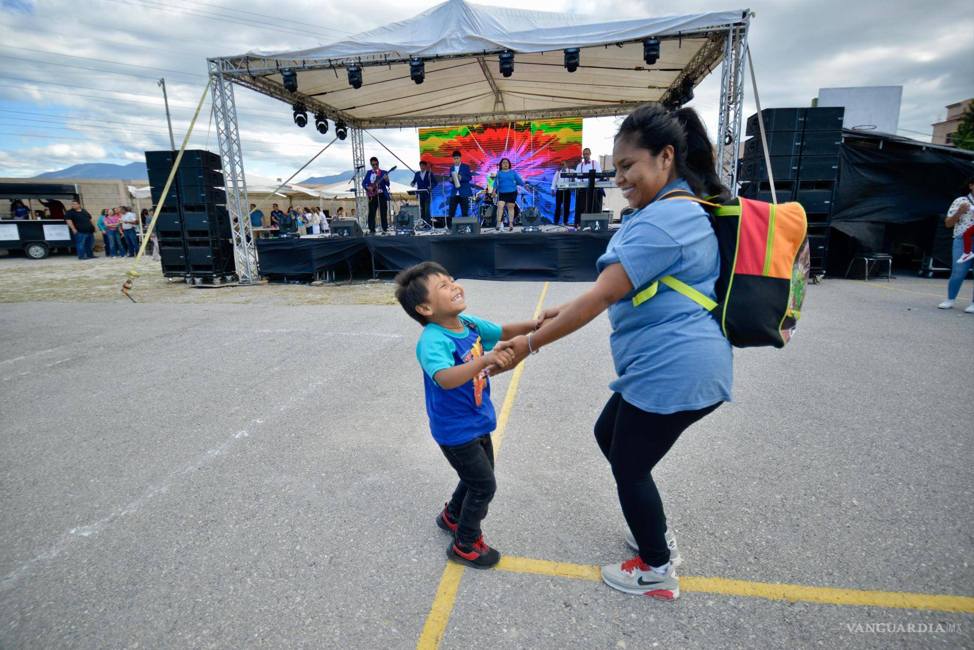 $!La Banda Kañón y el cantante local Azael Serna amenizaron la jornada con música y bailes, cerrando la celebración con una actuación estelar.