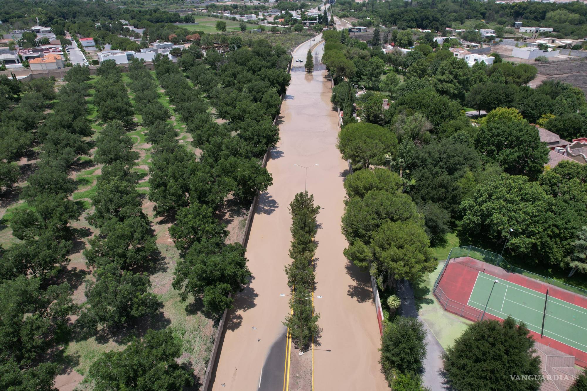 $!Las lluvias del domingo 7 de julio causaron afectaciones en fraccionamientos del norte y poniente de Saltillo, donde el agua alcanzó más de un metro de altura.