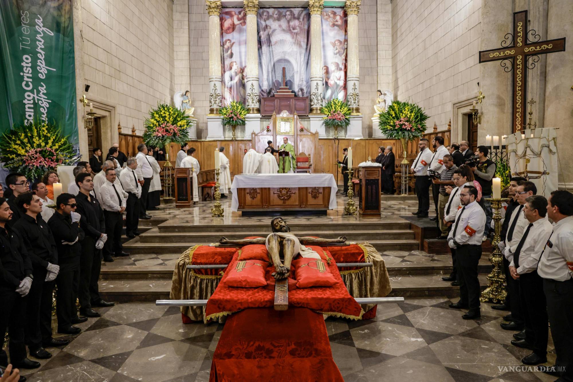 Descienden imagen del Santo Cristo en acto de fe en Saltillo
