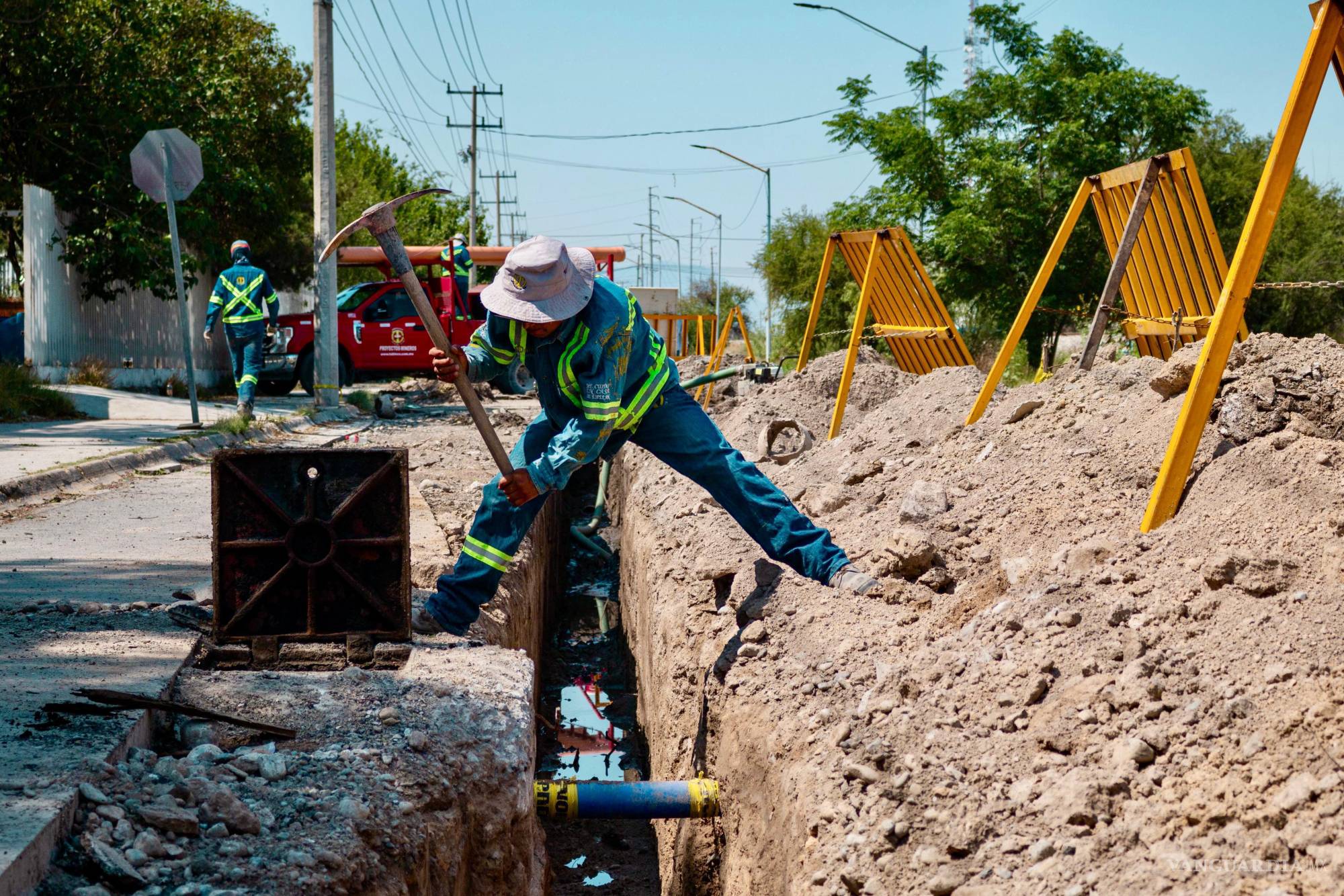 $!En la calle Zaragoza, a espaldas del DIF Municipal, EMAS sustituyó 45 metros de drenaje colapsado, eliminando riesgos sanitarios en una zona escolar y de servicios.