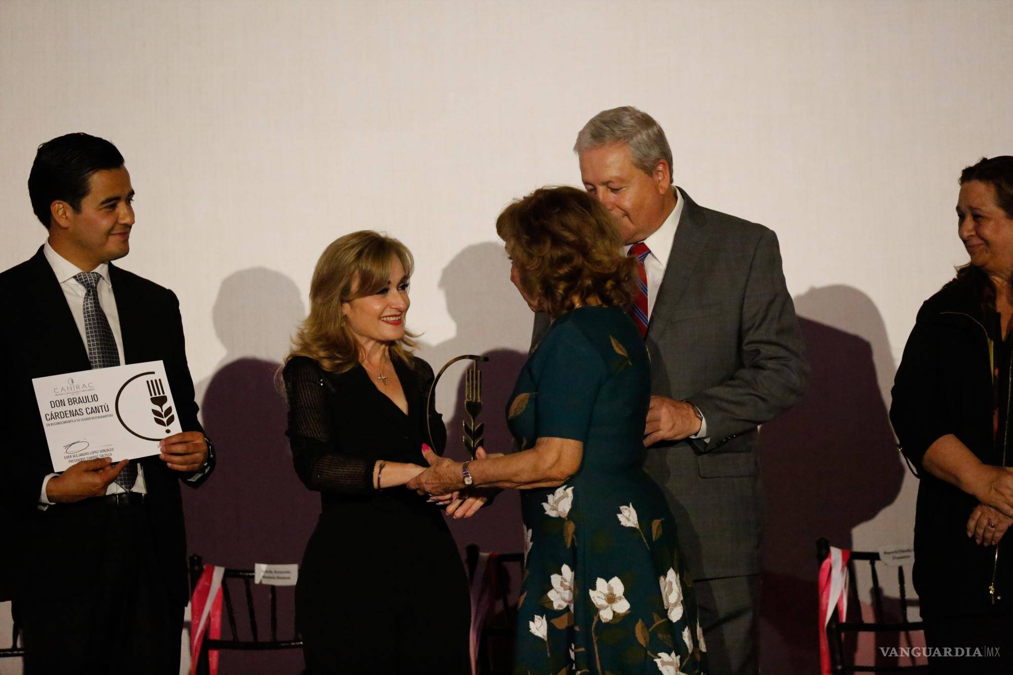 $!Un momento emotivo y de orgullo para la familia del exitoso restaurantero.