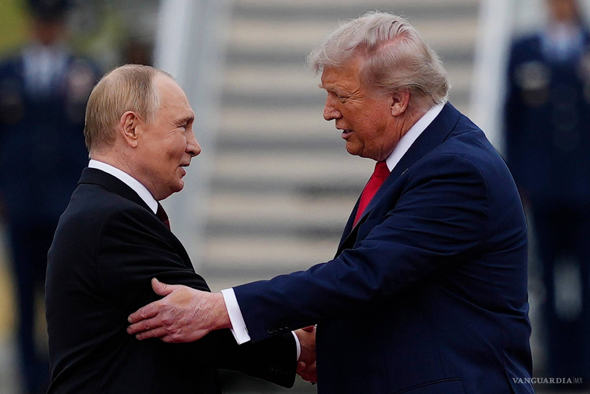 $!El presidente estadounidense Donald Trump saluda al presidente ruso Vladimir Putin, el 15 de agosto de 2025, en la Base Conjunta Elmendorf-Richardson, Alaska.