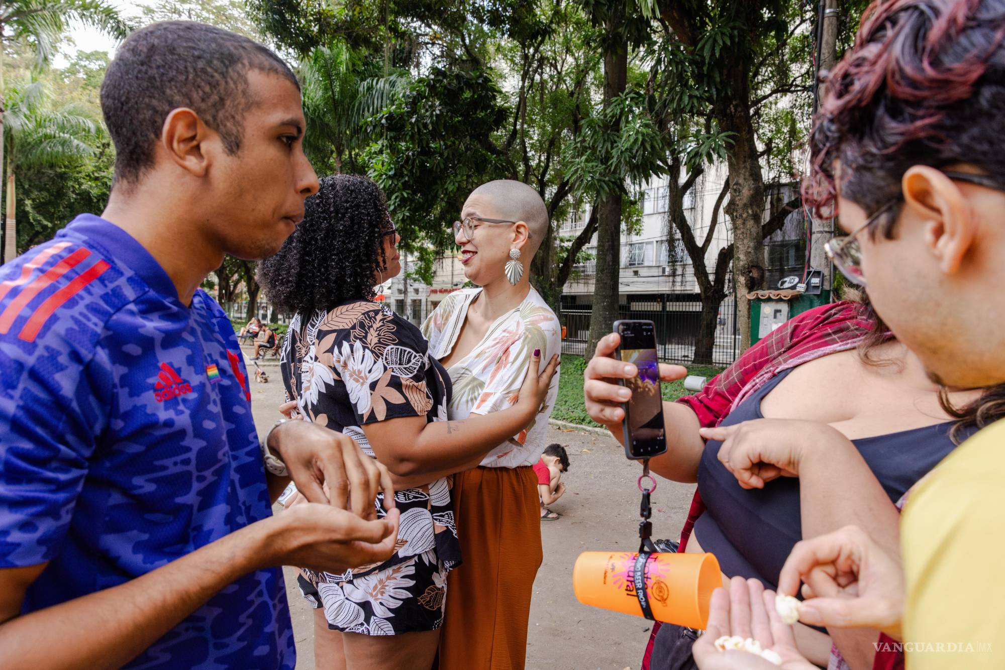$!Una reunión de picnic para miembros de la comunidad poliamorosa en Río de Janeiro, Brasil.