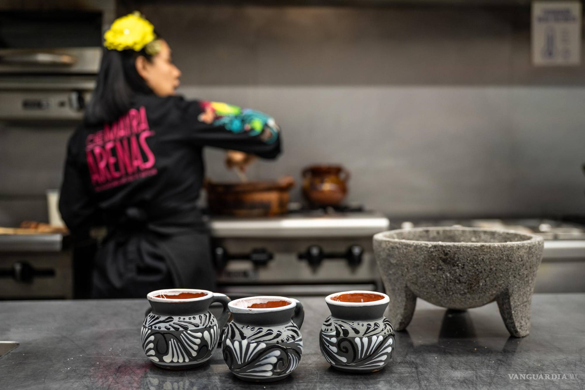 $!Su cocina pide silencio para crear: ahí habla con cuchillos, cucharas y música de Chavela.