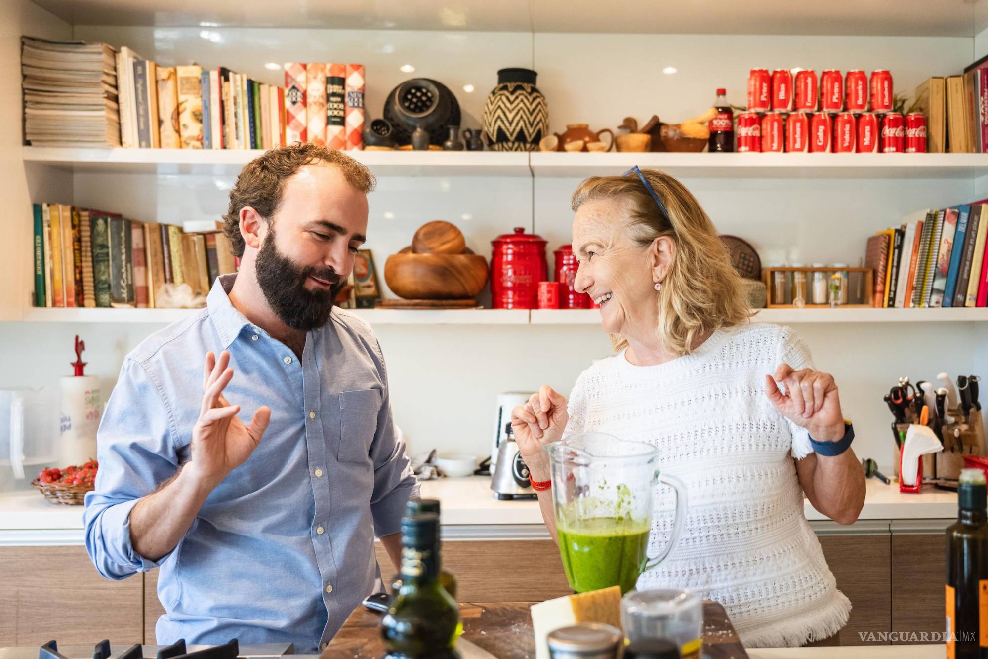 $!Madre e hijo avanzan paso a paso en la receta, cuidando cada detalle.