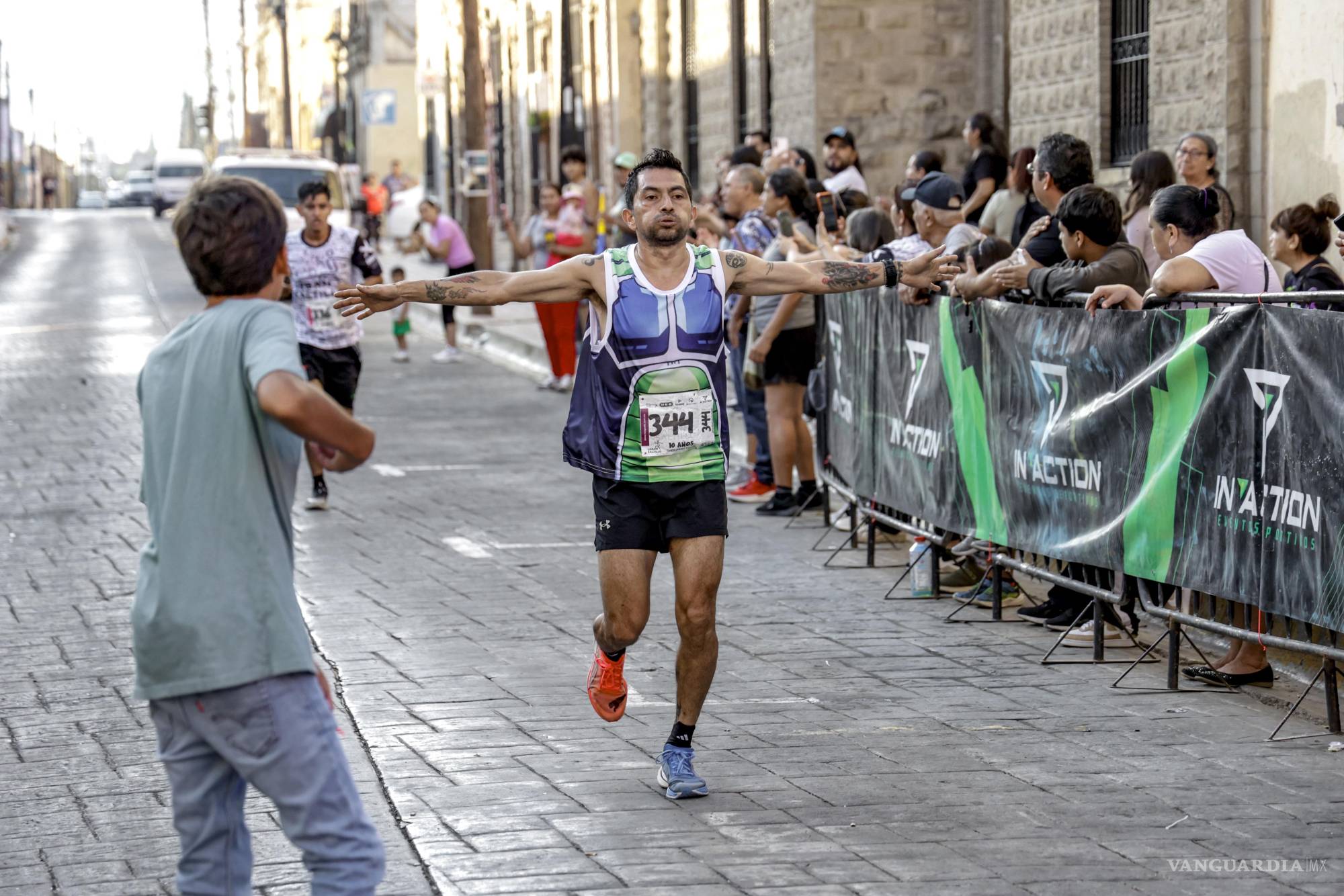 $!La meta recibió a los atletas entre aplausos y música.