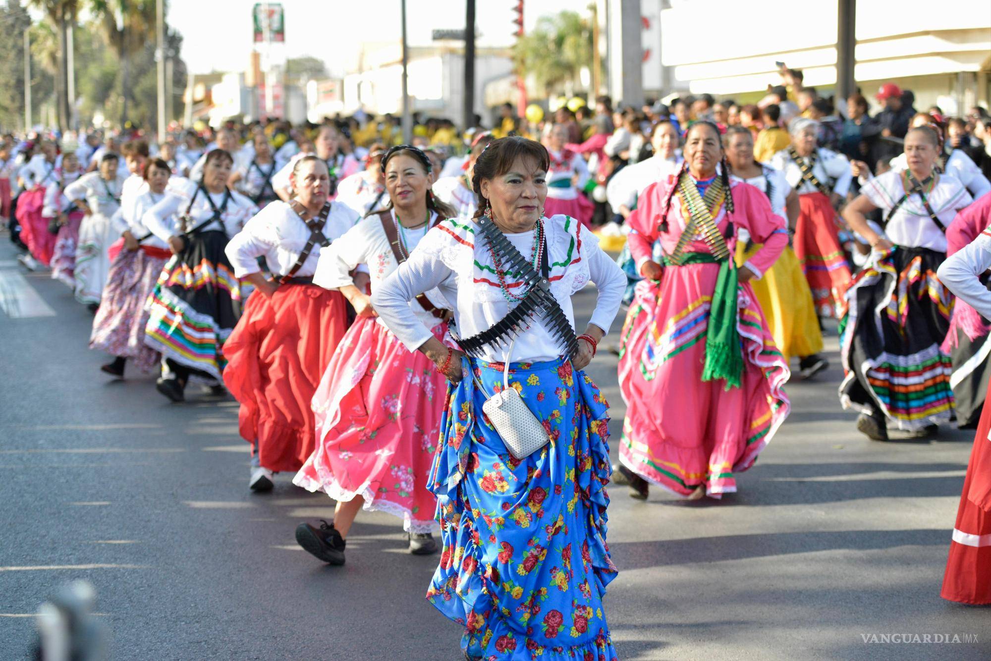 $!Personas de la tercera edad lucieron como “Adelitas”.