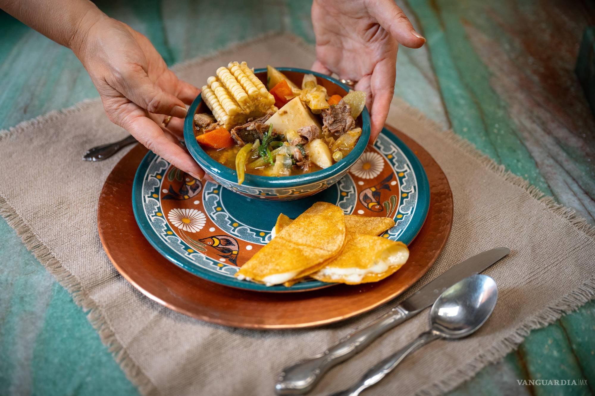 $!Luisa y Juan Carlos comparten un platillo delicioso y cálido.