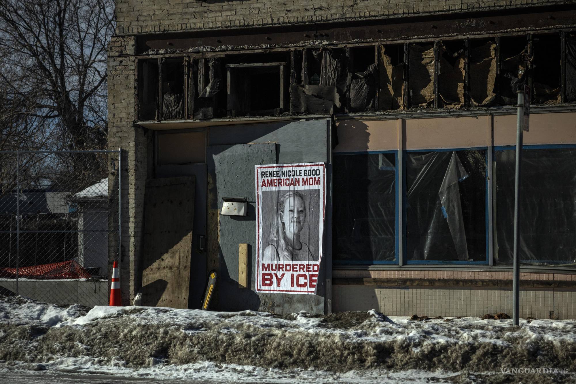 $!Un cartel con la imagen de Renee Nicole Good, descrita como “Madre americana asesinada por el ICE”, permanece pegado en un edificio de la ciudad como símbolo de la indignación local.