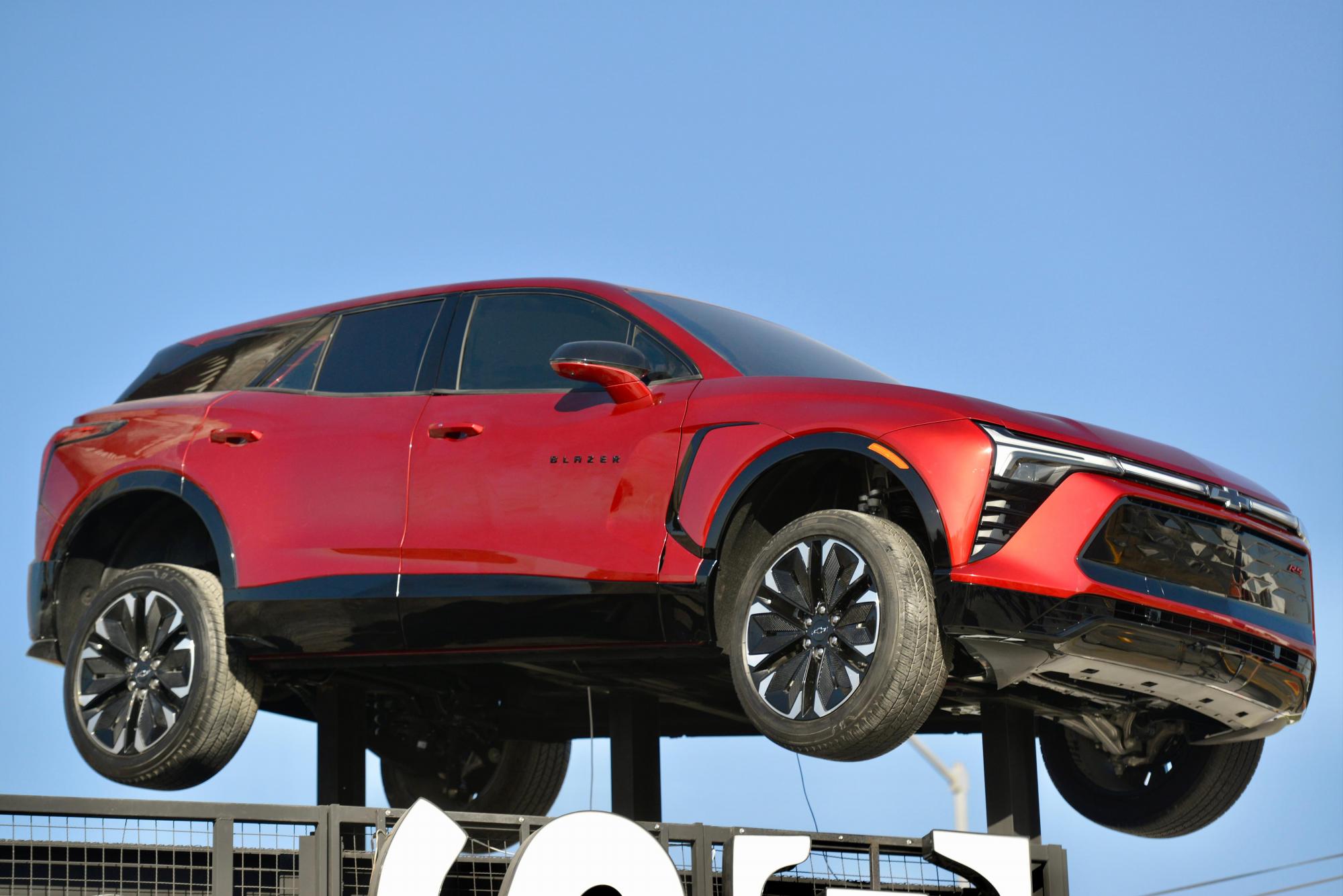 $!Una camioneta Blazer, emblema de General Motors, representa el futuro automotriz de Ramos Arizpe, consolidándose como líder en la producción de vehículos eléctricos en México.