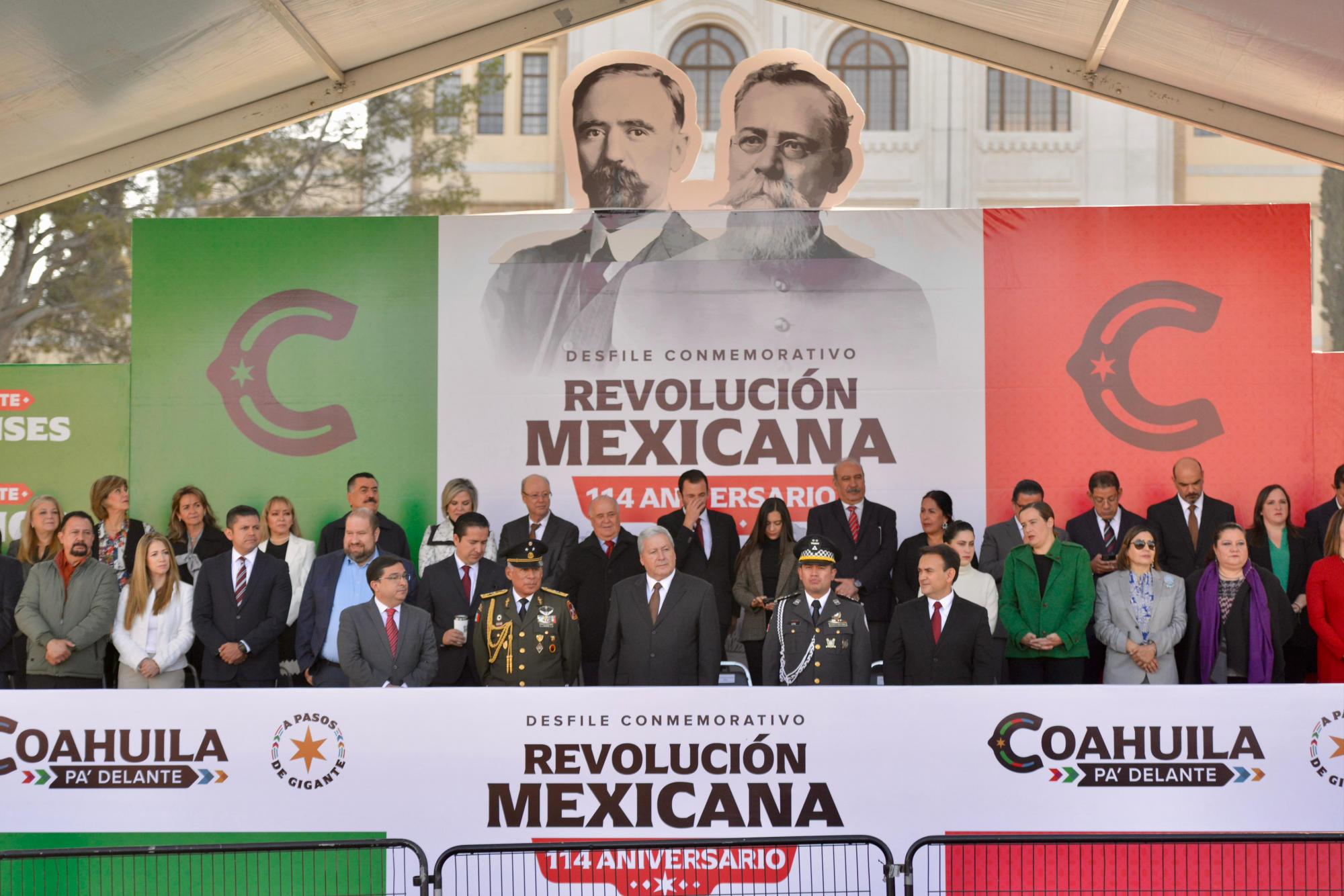 $!Fue el alcalde José María Fraustro Siller presidió el desfile revolucionario, en el templete colocado en la explanada del Ateneo Fuente.