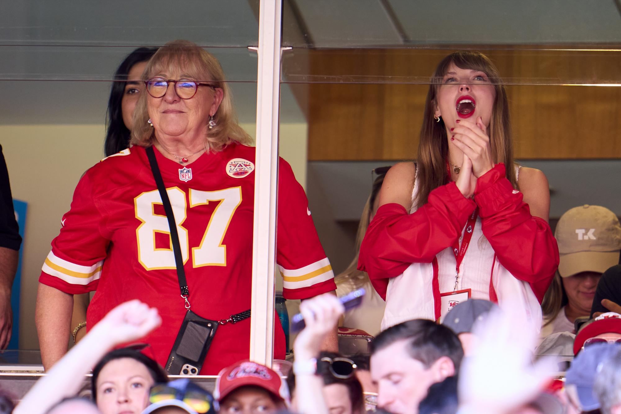 $!Swift estuvo junto con la madre de Travis, Donna Kelce, en los palcos del Arrowhead Stadium, durante el duelo de los Chiefs ante los Bears, generando números de ventas impresionantes con su sola presencia.