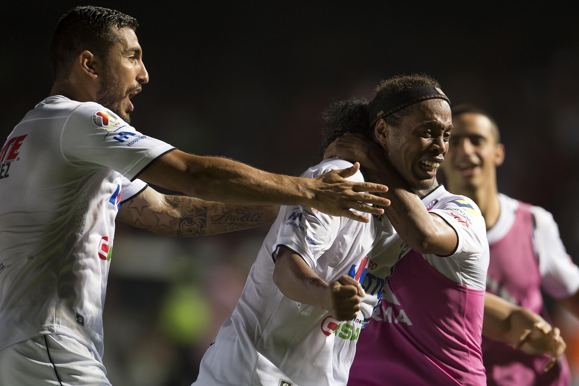 $!El “Dinho” con la camiseta de Gallos Blancos, ofreciendo su magia y carisma en un partido de la Liga MX.