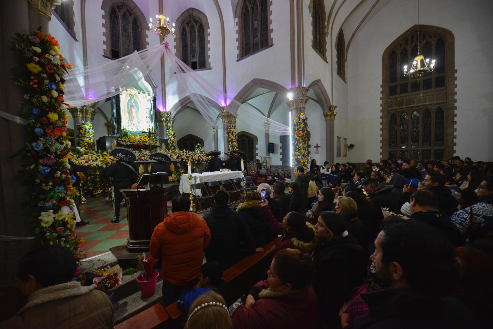 $!La imagen de la Virgen de Guadalupe, decorada con flores y velas, fue el epicentro de oraciones y promesas cumplidas.