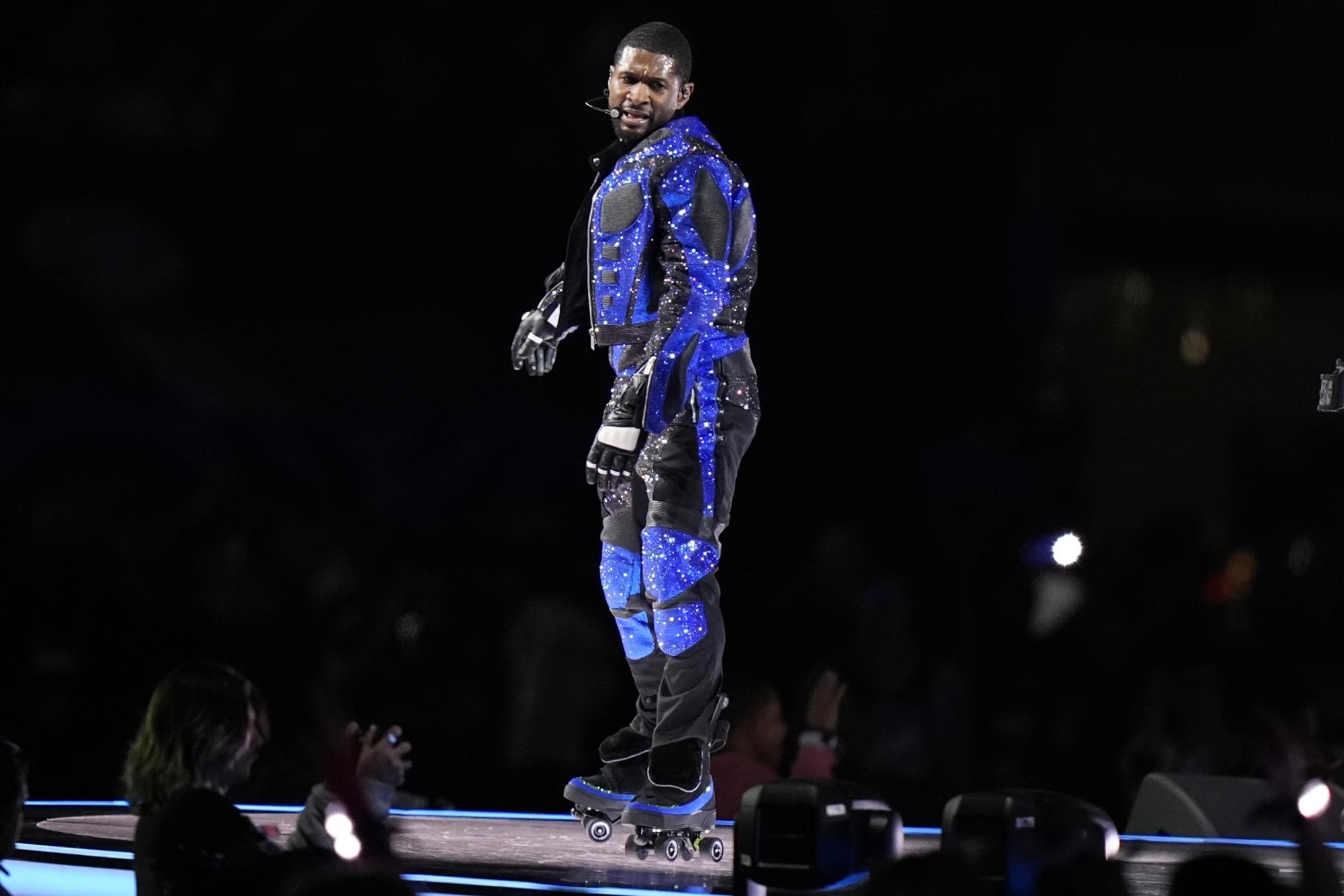 $!En patines terminó el show de Usher.