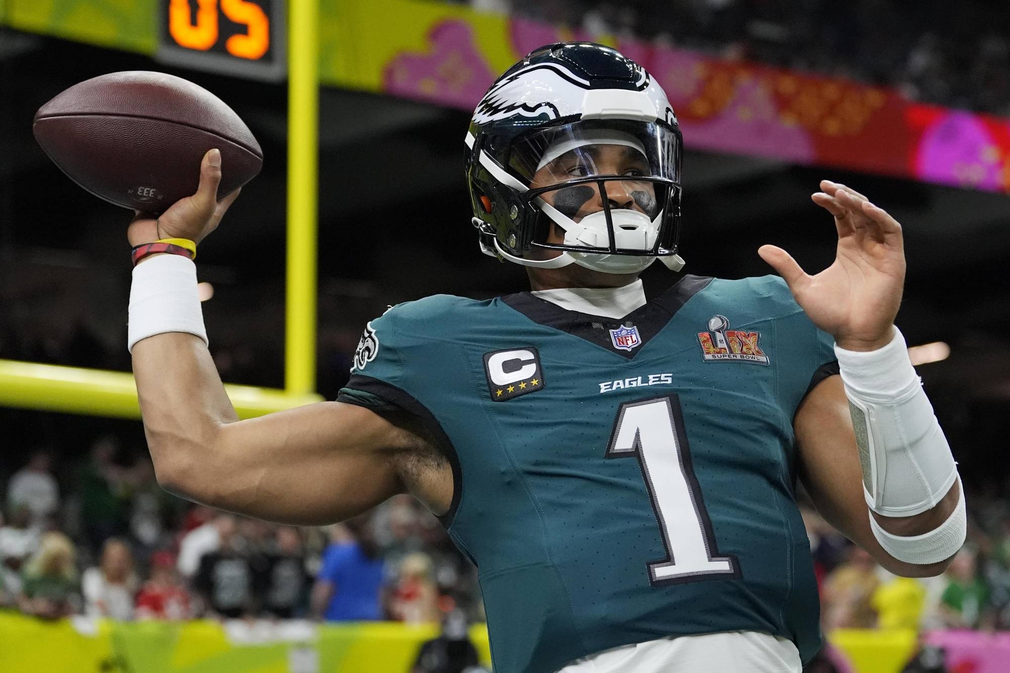 $!Jalen Hurts, MVP del Super Bowl, hizo de todo para llevar a los Eagles al título.