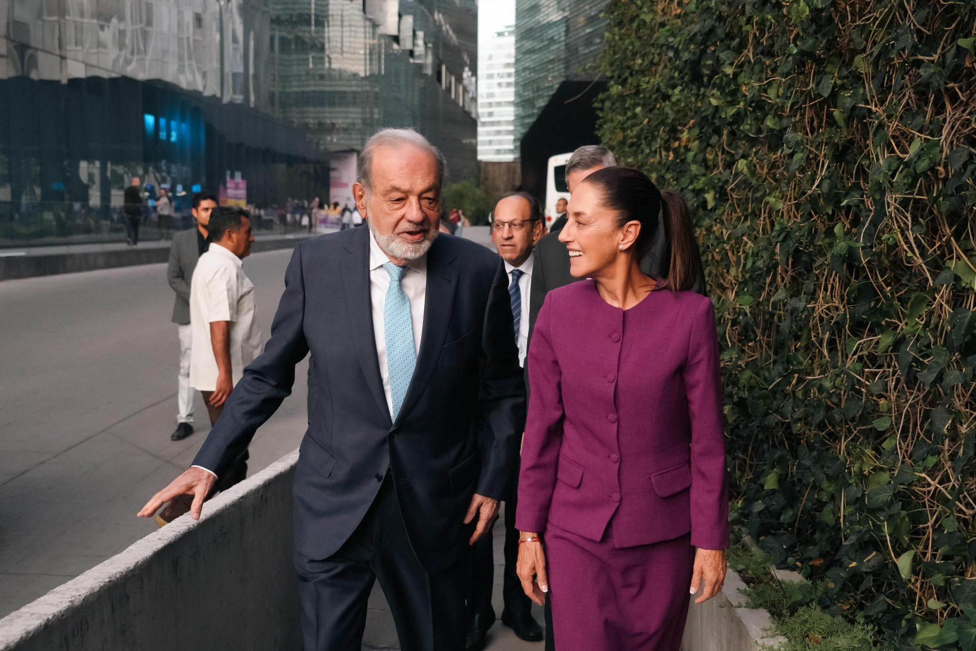 $!La virtual presidenta electa, Claudia Sheinbaum, ha enviado mensajes como la reunión que tuvo con Carlos Slim.