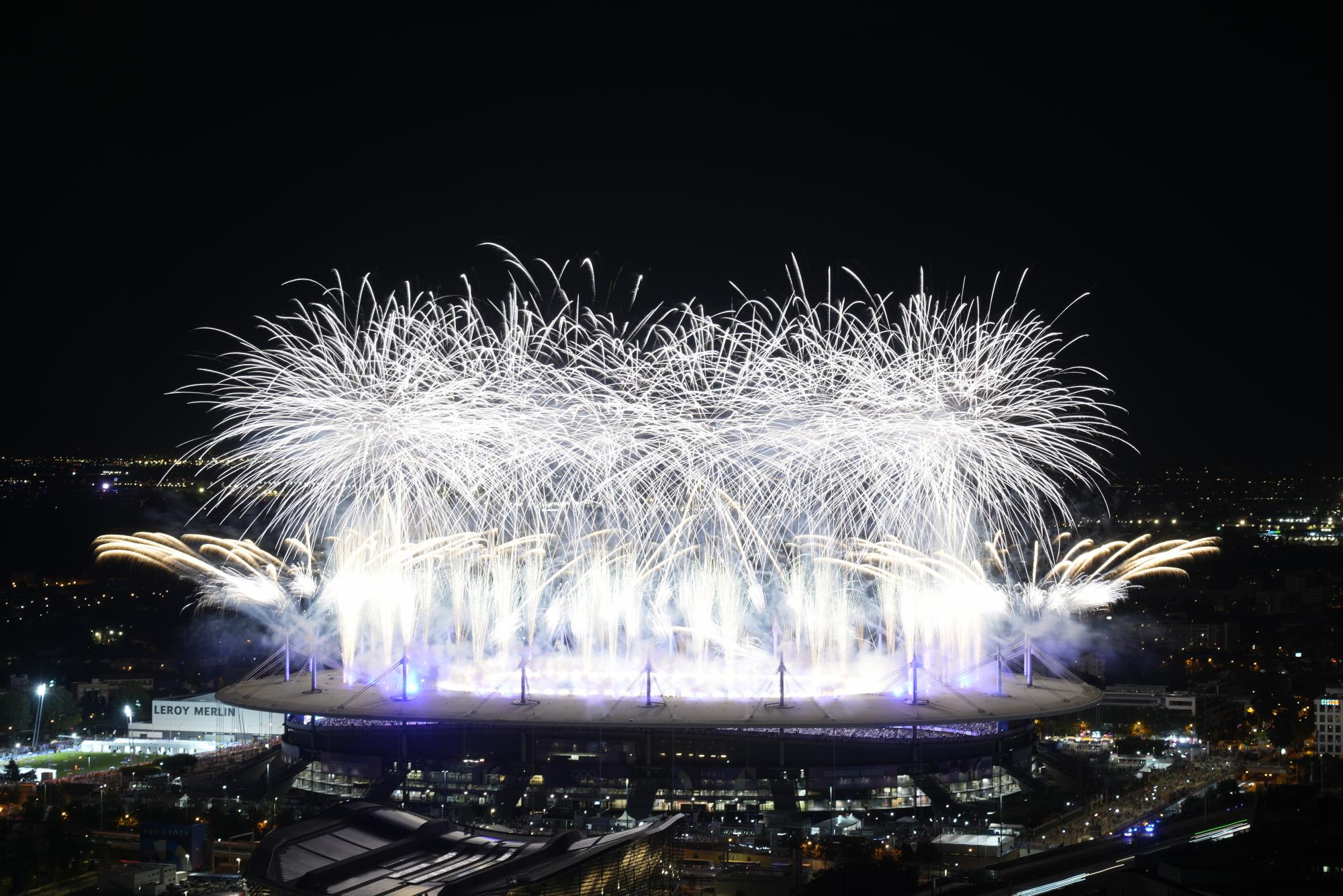 $!El escenario de la ceremonia de clausura recrea los cinco continentes, fusionando la herencia griega con la modernidad de la Ciudad de la Luz.