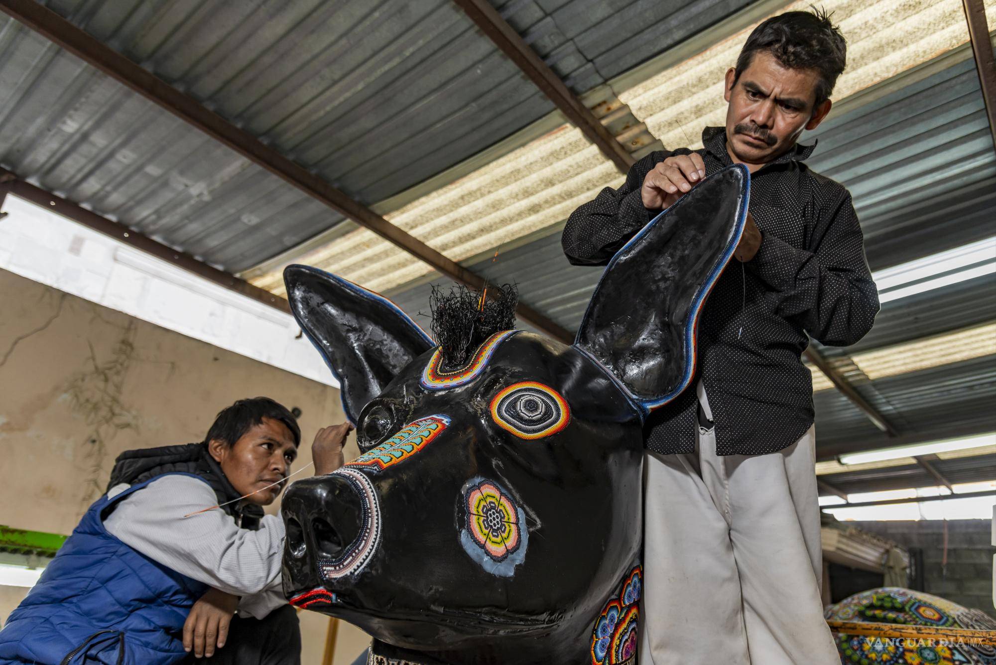 La nación Wixárika da vida a un Xoloitzcuintle en el Magno Altar de Saltillo