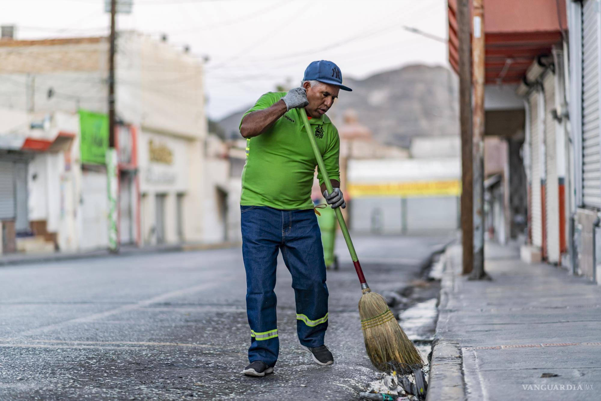 $!La colonia más sucia de Saltillo es Hacienda Narro, de acuerdo con la opinión de un barrendero, “pues siempre hay basura en las calles”, dice otro barrendero.