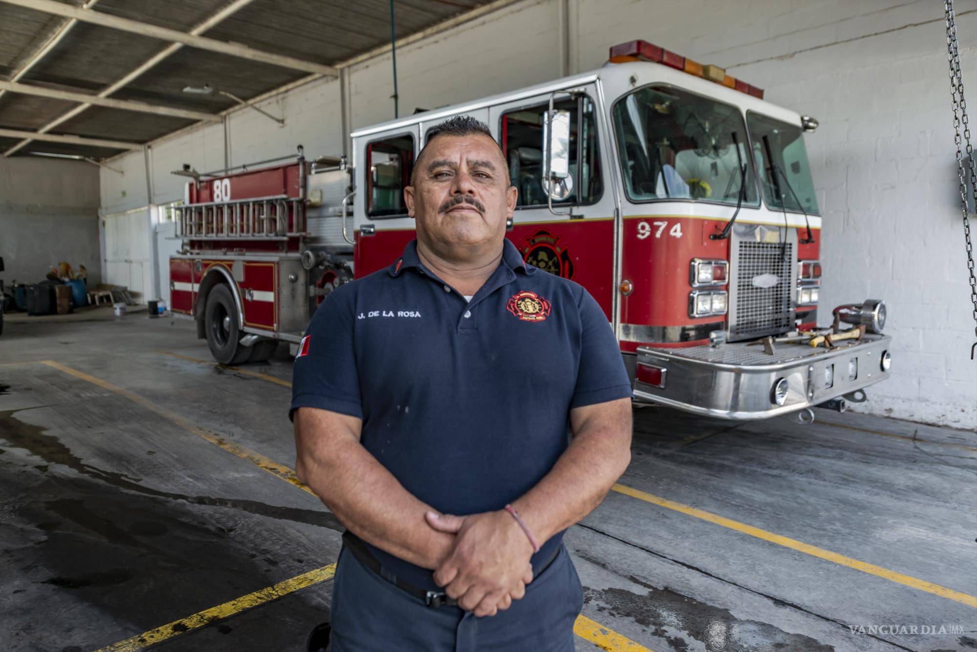 $!El Teniente José de la Rosa lleva más de 35 años como bombero. Es uno de los dos elementos con más experiencia en la ciudad. Es uno de los encargados en formar a los nuevos reclutas. También capacita personal hispano en Estados Unidos. Su sueño de niño era ser soldado, pero como eso no se pudo, encontró un hogar con los matafuegos.