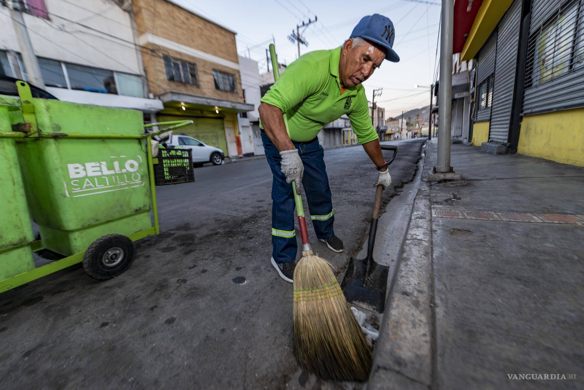 $!Todos los días, desde las 5:00 de la mañana, don Regino sale de su casa y se dirige a su lugar de trabajo.