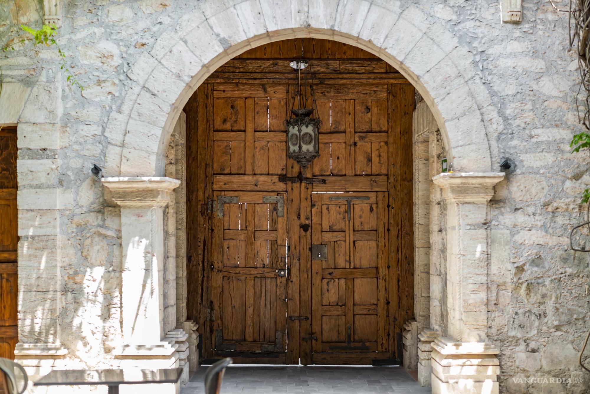 $!La experiencia en La Gloria es inmersiva. Su puerta funciona justamente como portal en donde el Saltillo moderno se queda afuera. La antigüedad de los herrajes, las cicatrices de la madera, el candelabro... El pasado respira con fuerza en el hotel.