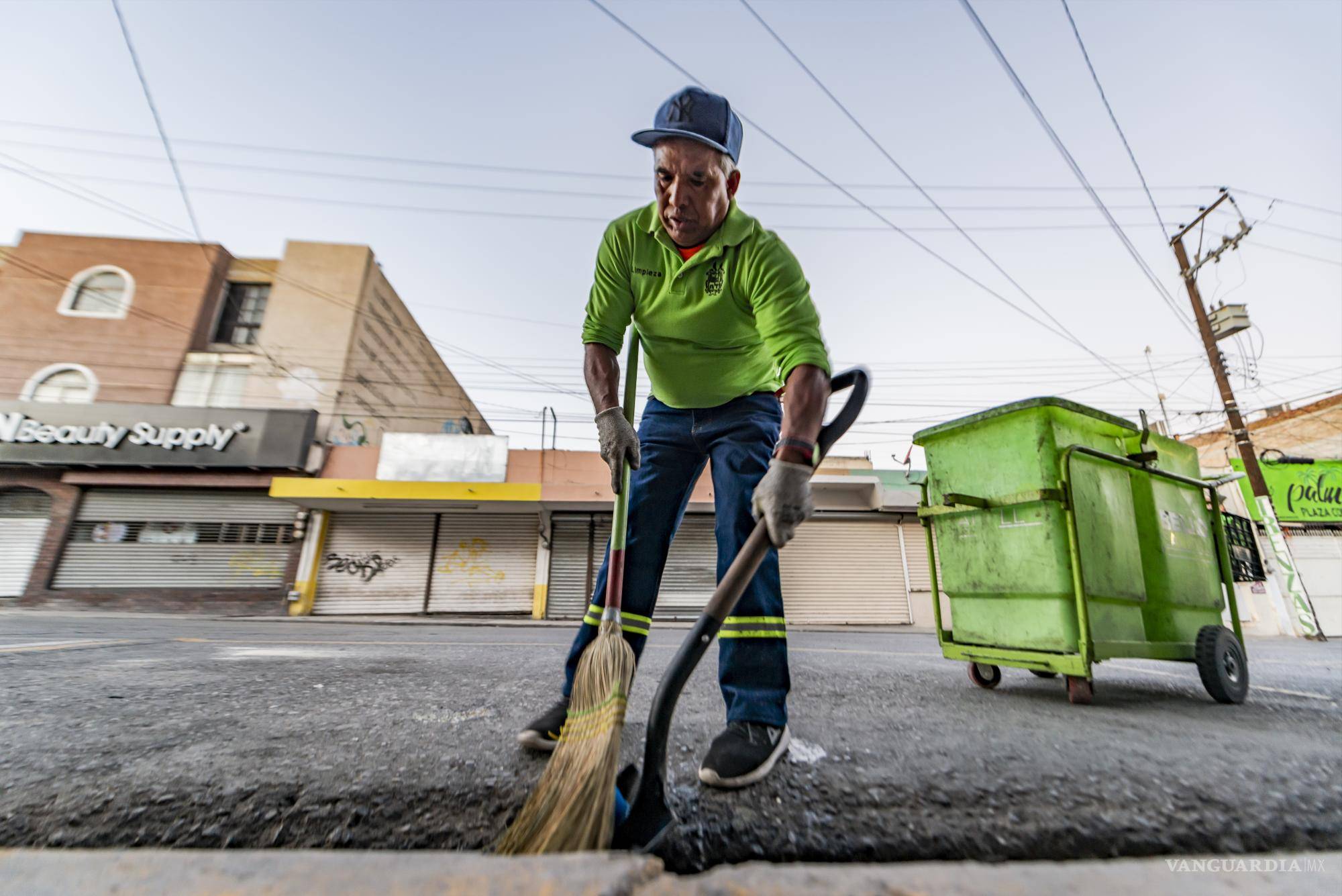 $!Existe escasez de botes de basura, lo que provoca que los transeúntes tiren más desechos.