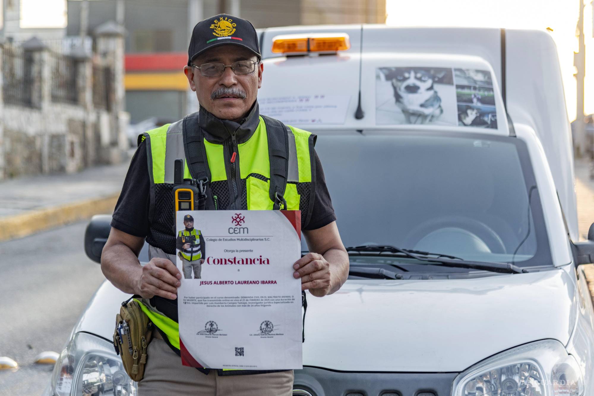 $!Jesús muestra con orgullo su certificado del curso en línea sobre maltrato animal, que tomó para profesionalizar su labor.