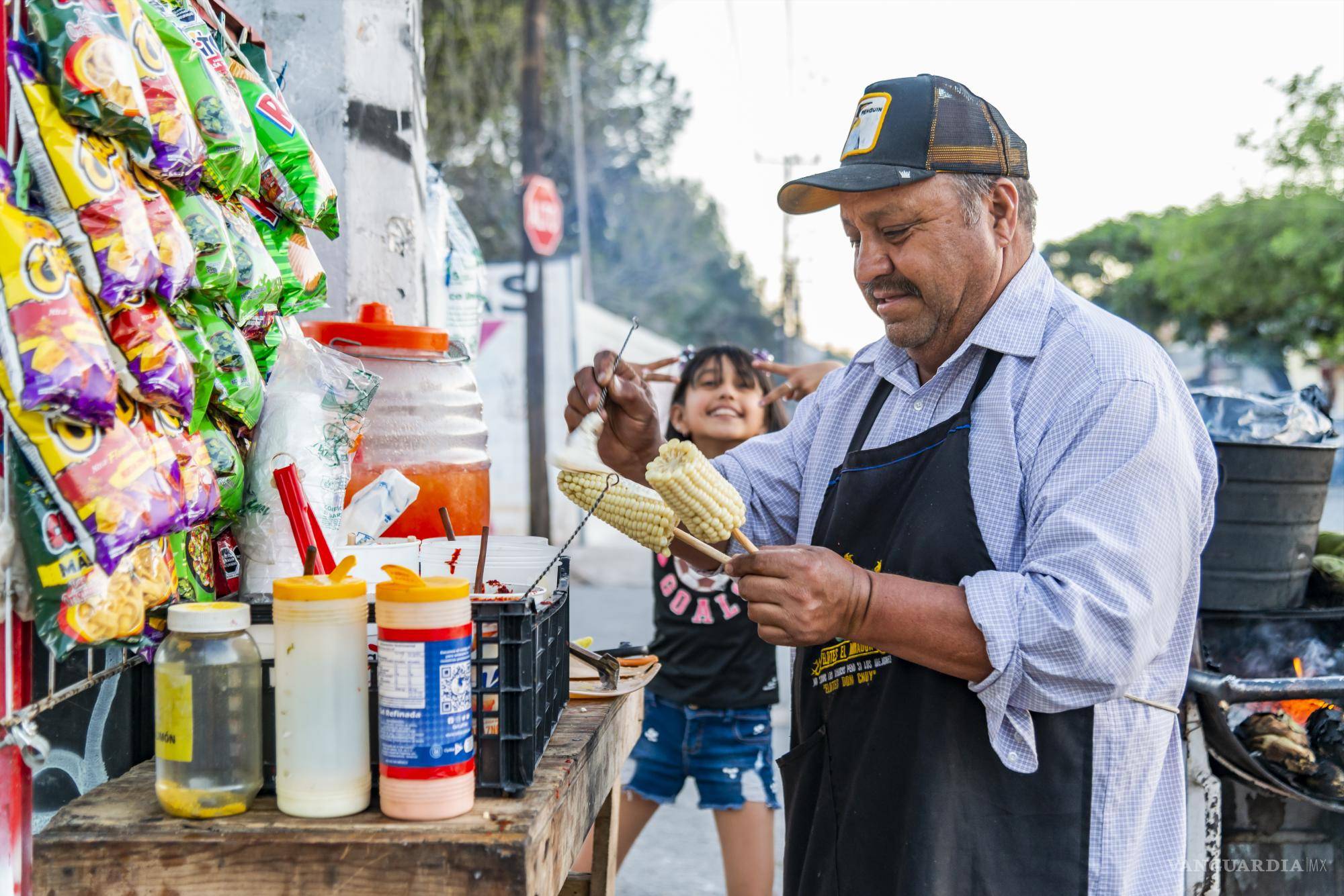 $!Vendedor de elotes y frituras ubicado en el Ojo de Agua.