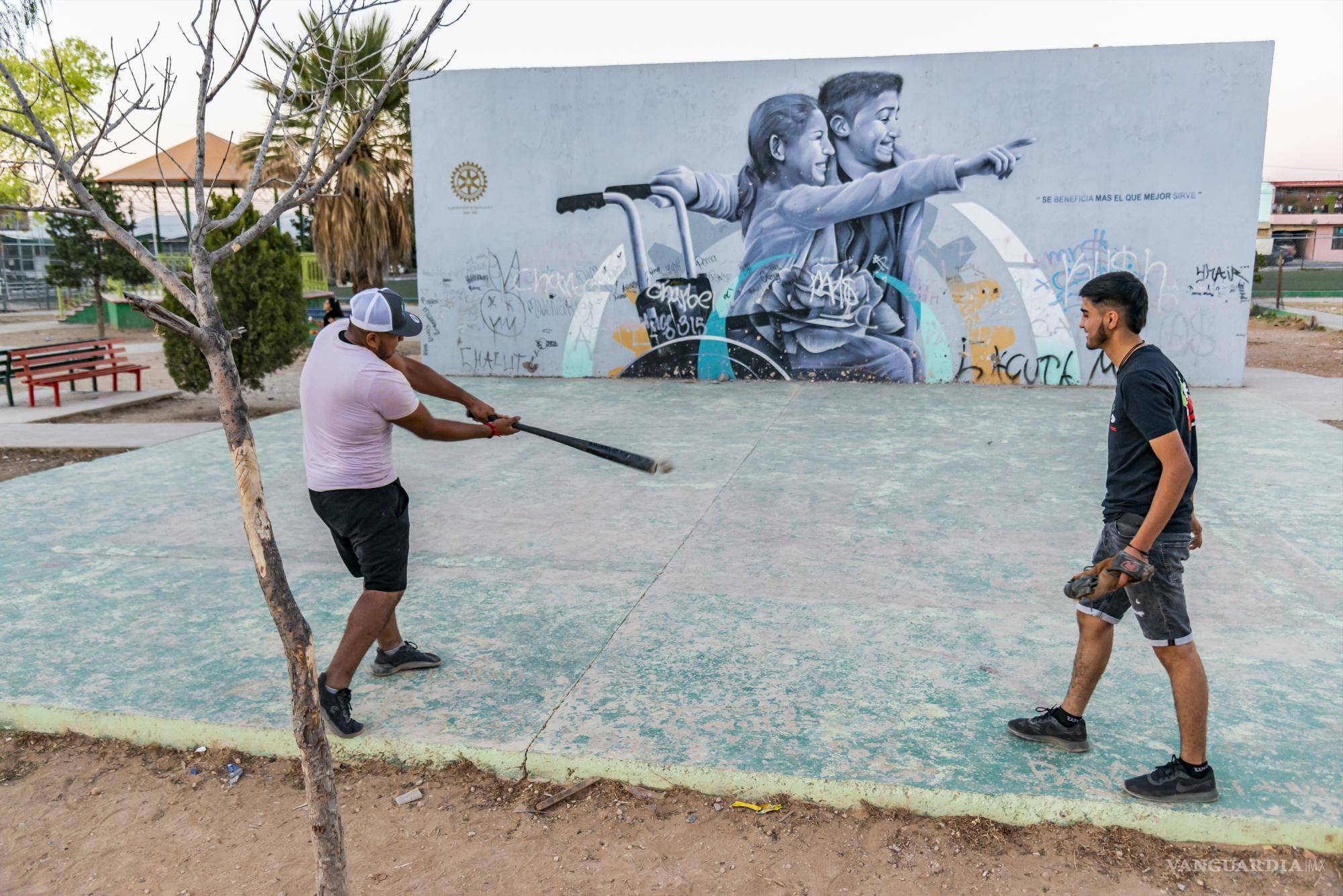 $!Jóvenes practicando deporte en los espacios públicos del barrio.