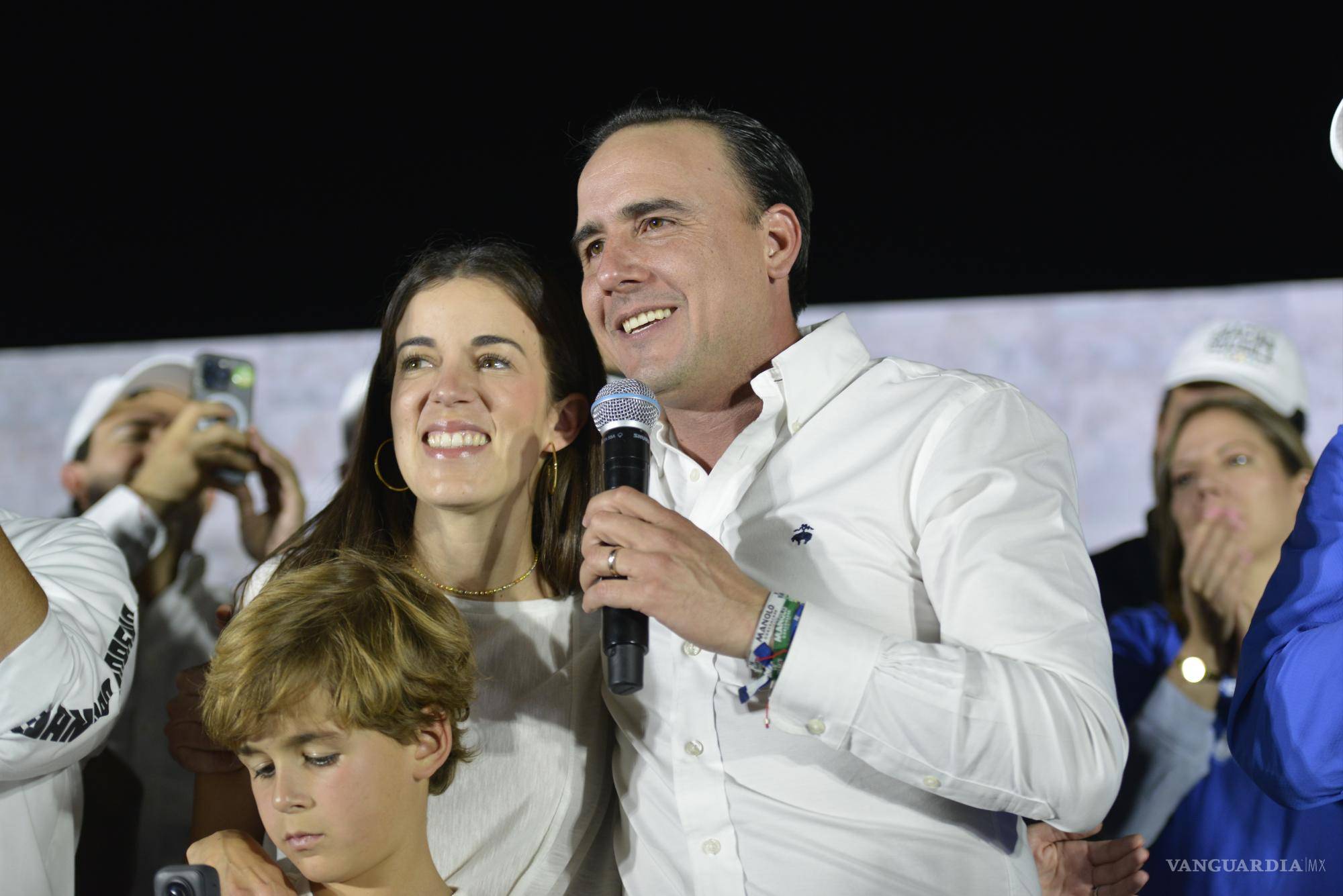 $!Al grito de “¡carro lleno!”, Jiménez celebró que según los primeros resultados del PREP los 16 distritos del estado tuvieron mayoría de la coalición tripartita.