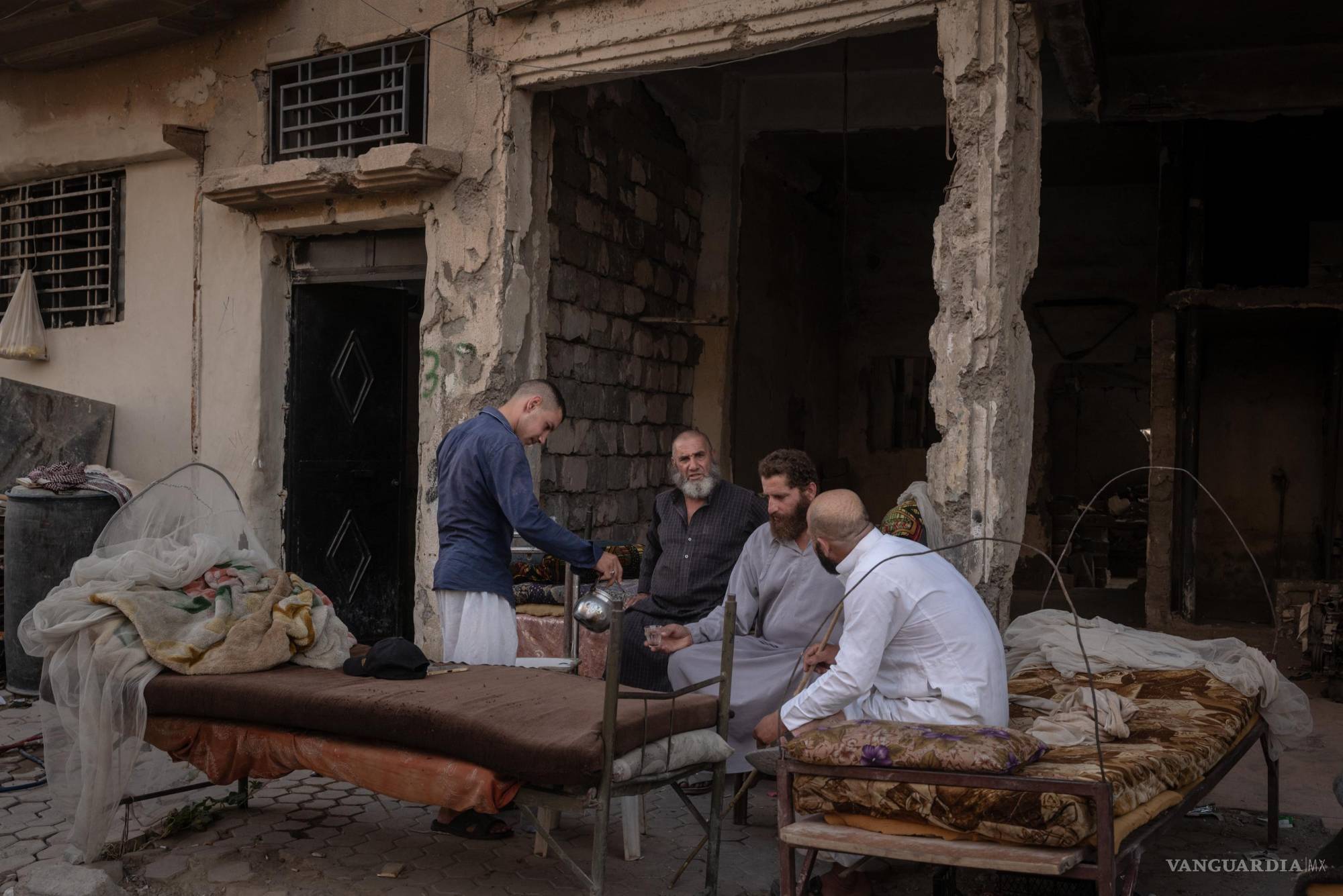 $!Algunos ciudadanos intentan recuperar la normalidad acondicionando espacios mínimos dentro de los esqueletos vacíos de sus antiguos edificios.